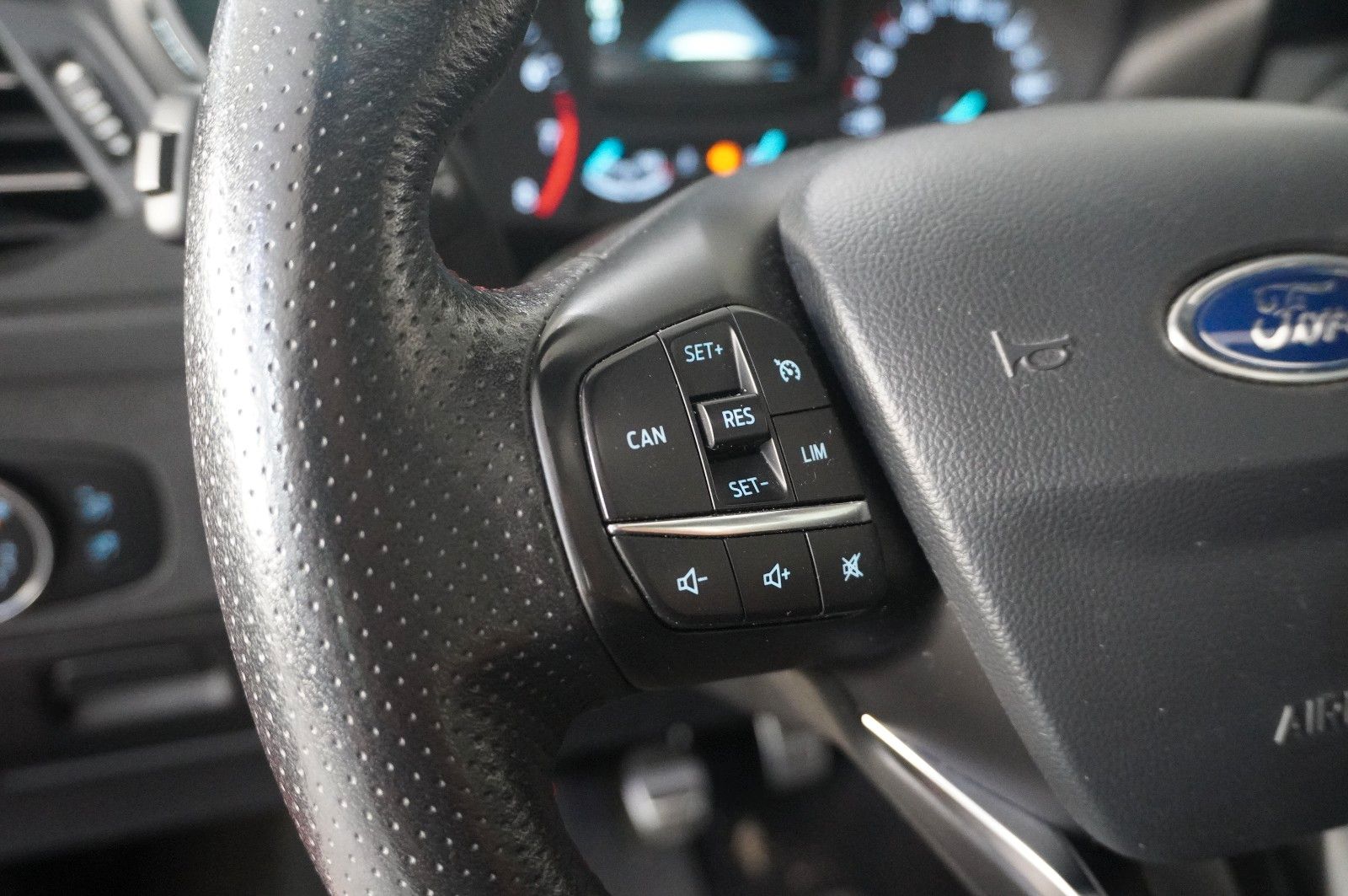 Fahrzeugabbildung Ford Focus 1,0 ST LINE SPORT NAVI/LED/KAMERA/PANO./SH