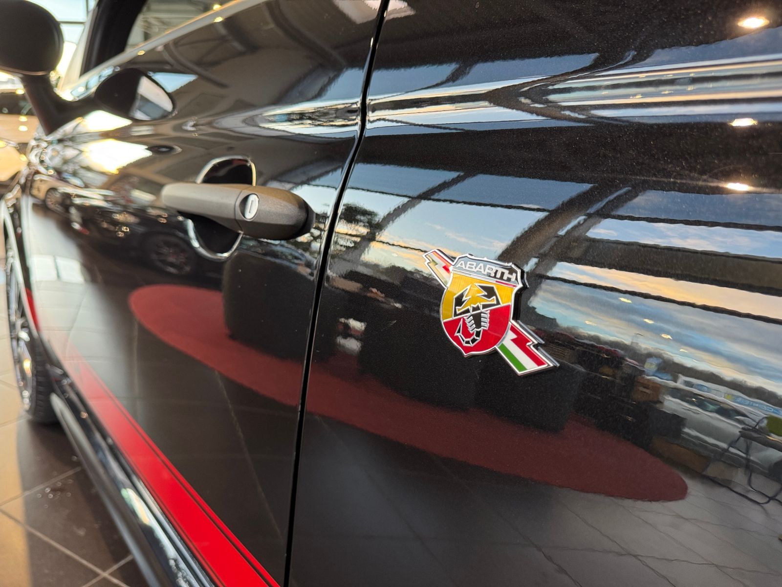 Fahrzeugabbildung Abarth 695C SABELT KLIMA BEATS NAV PDC ALU