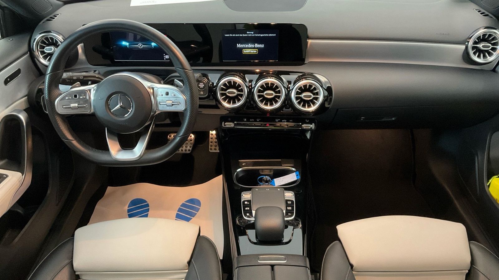 Fahrzeugabbildung Mercedes-Benz A 200d AMG LED BiColor-Leder AHK Ambi Nav Kamera