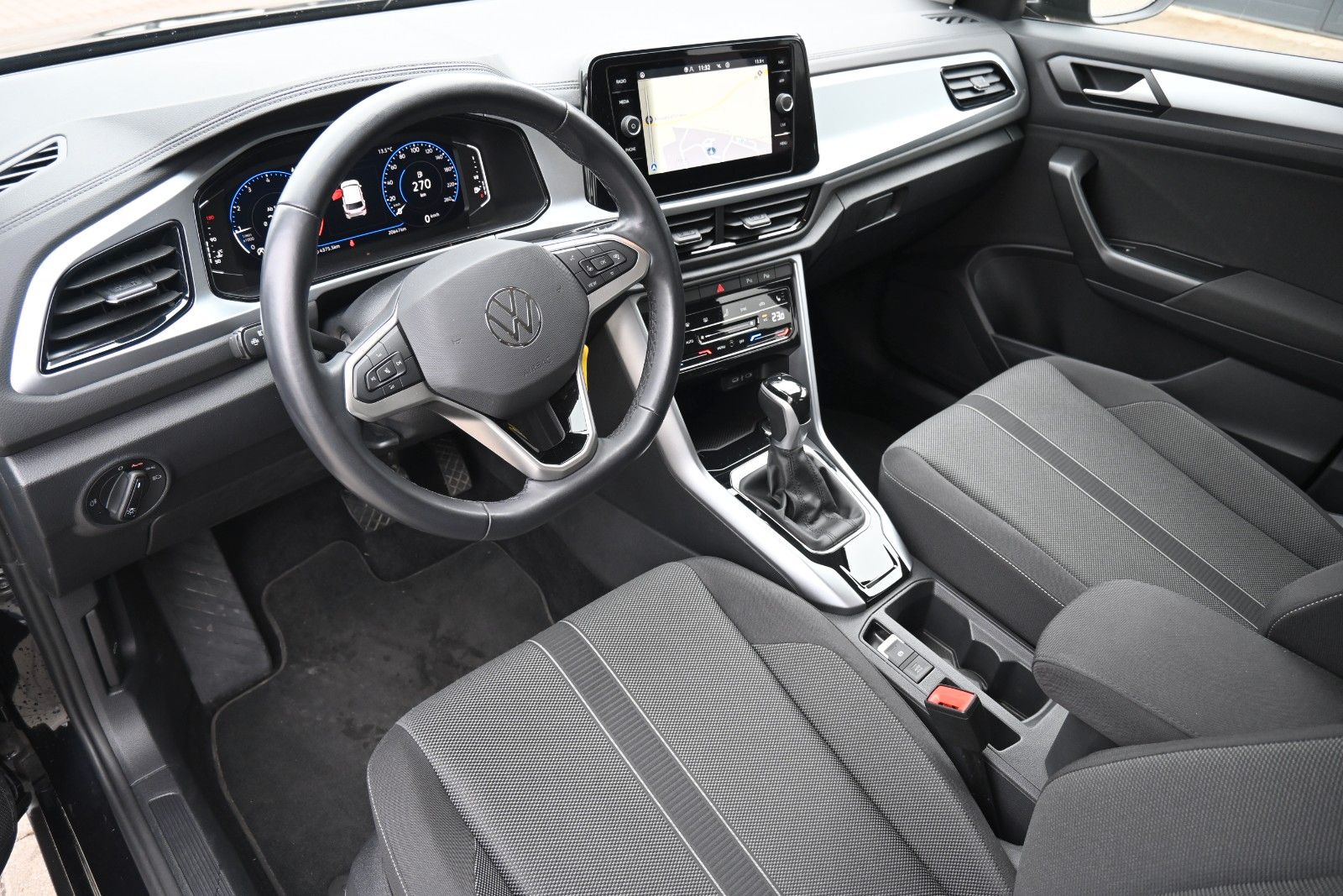 Fahrzeugabbildung Volkswagen T-Roc 1.5 TSI DSG Life*DAB*PDC*AppleCarPlay*SHZG
