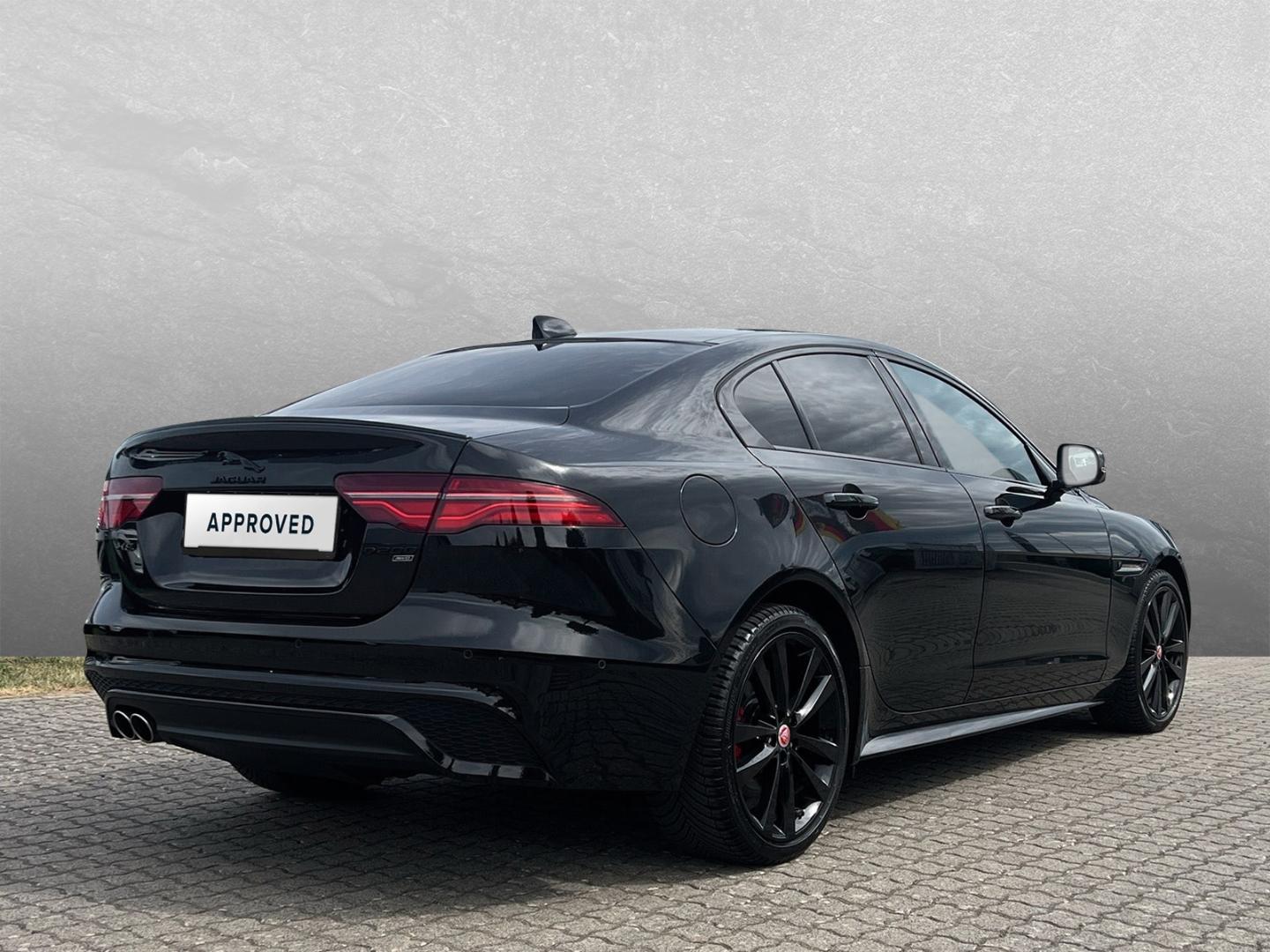 Jaguar XE D200 R-Dynamic Black AWD *PanoSD*WinterP*