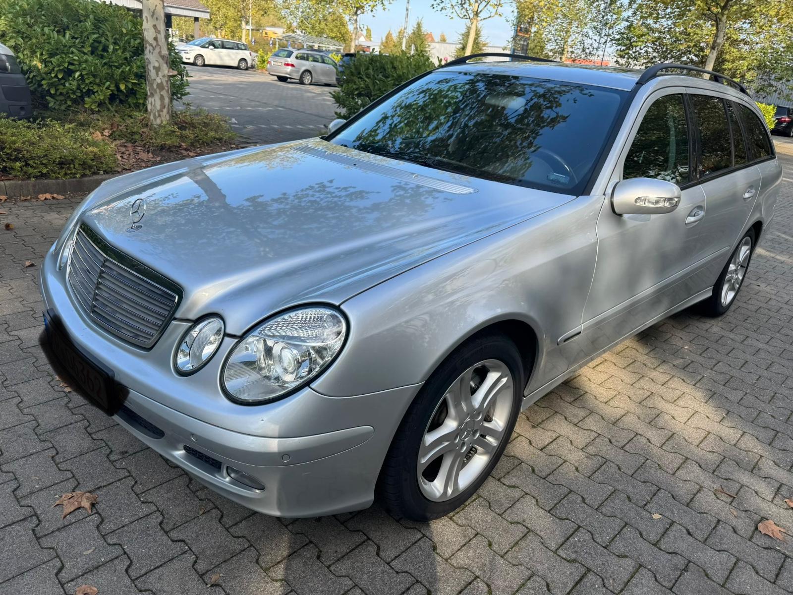 Mercedes-Benz E200 2005 — photo 15