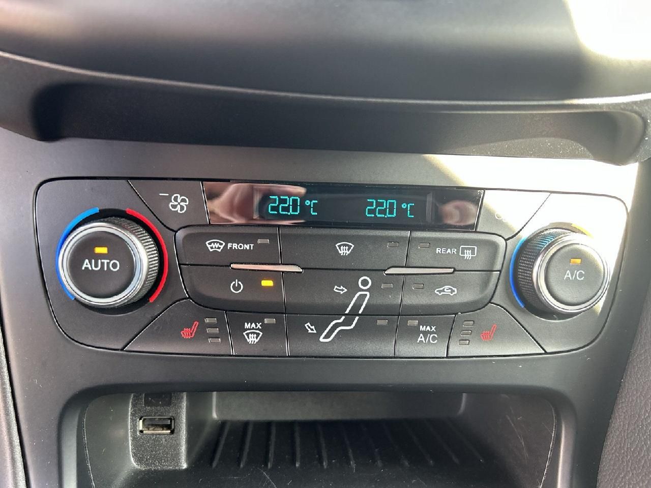 Fahrzeugabbildung Ford Focus Lim. 1,0 ST-Line