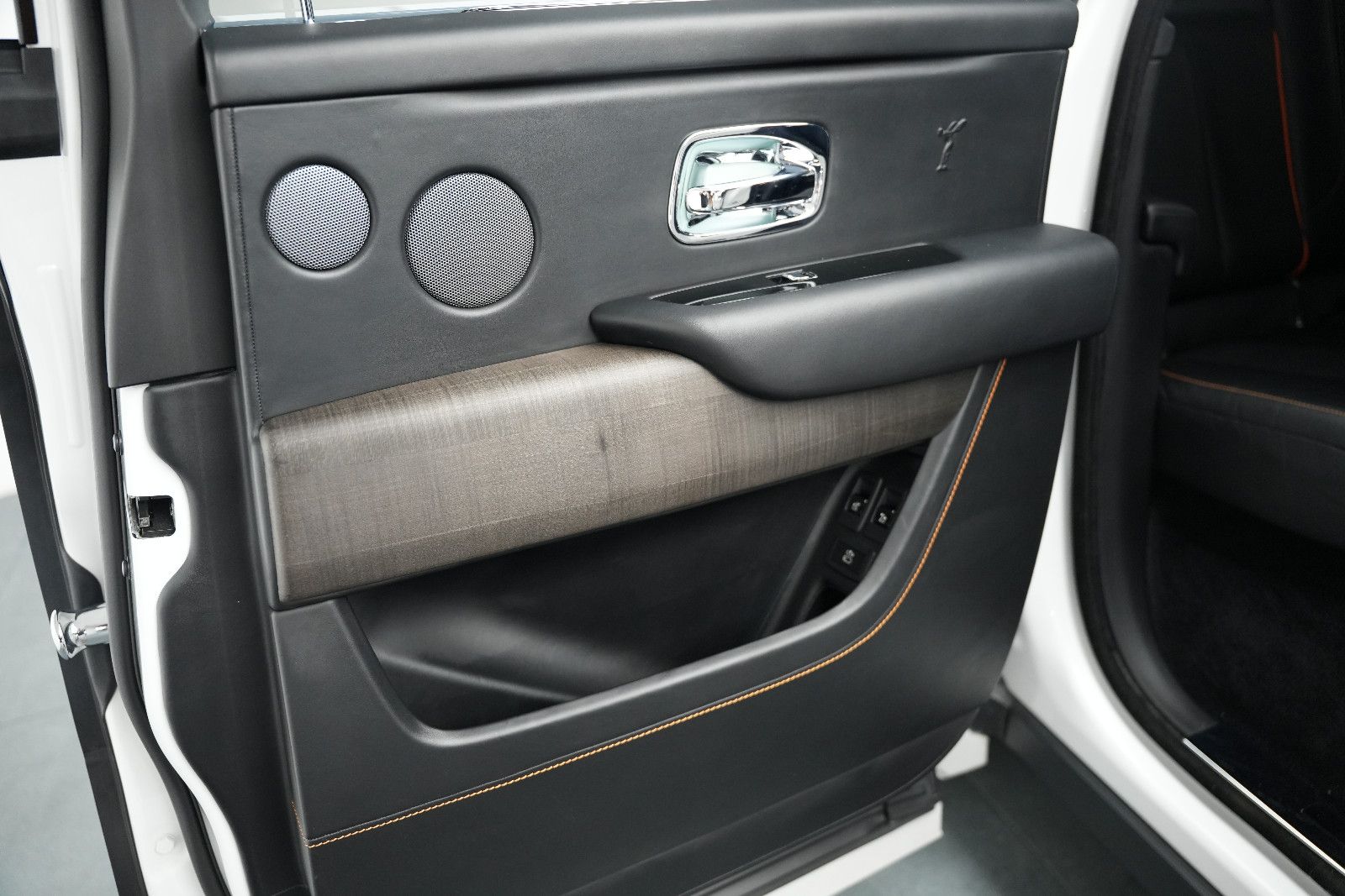 Fahrzeugabbildung Rolls-Royce Cullinan/NOVITEC/WIDEBODY/24''/FOND-TV/STERNEHIM
