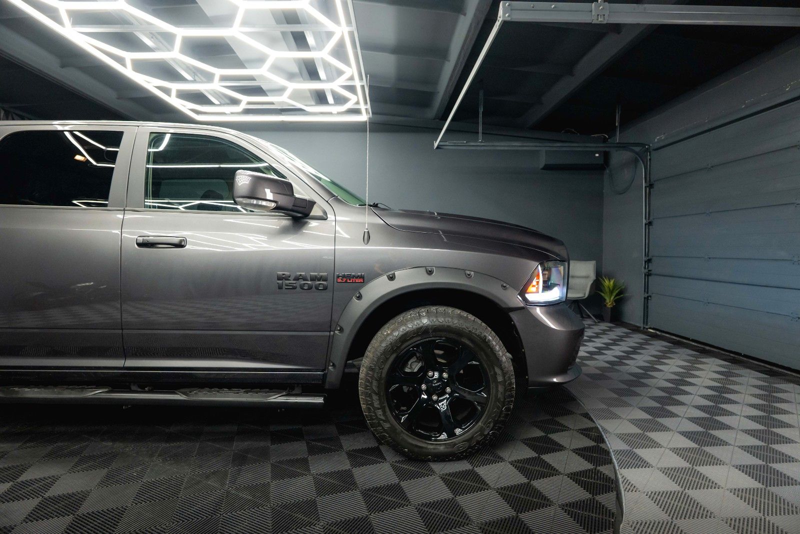 Fahrzeugabbildung Dodge RAM 5.7 V8 HEMI 4x4 Sport LARAMIE NightPaket 19%