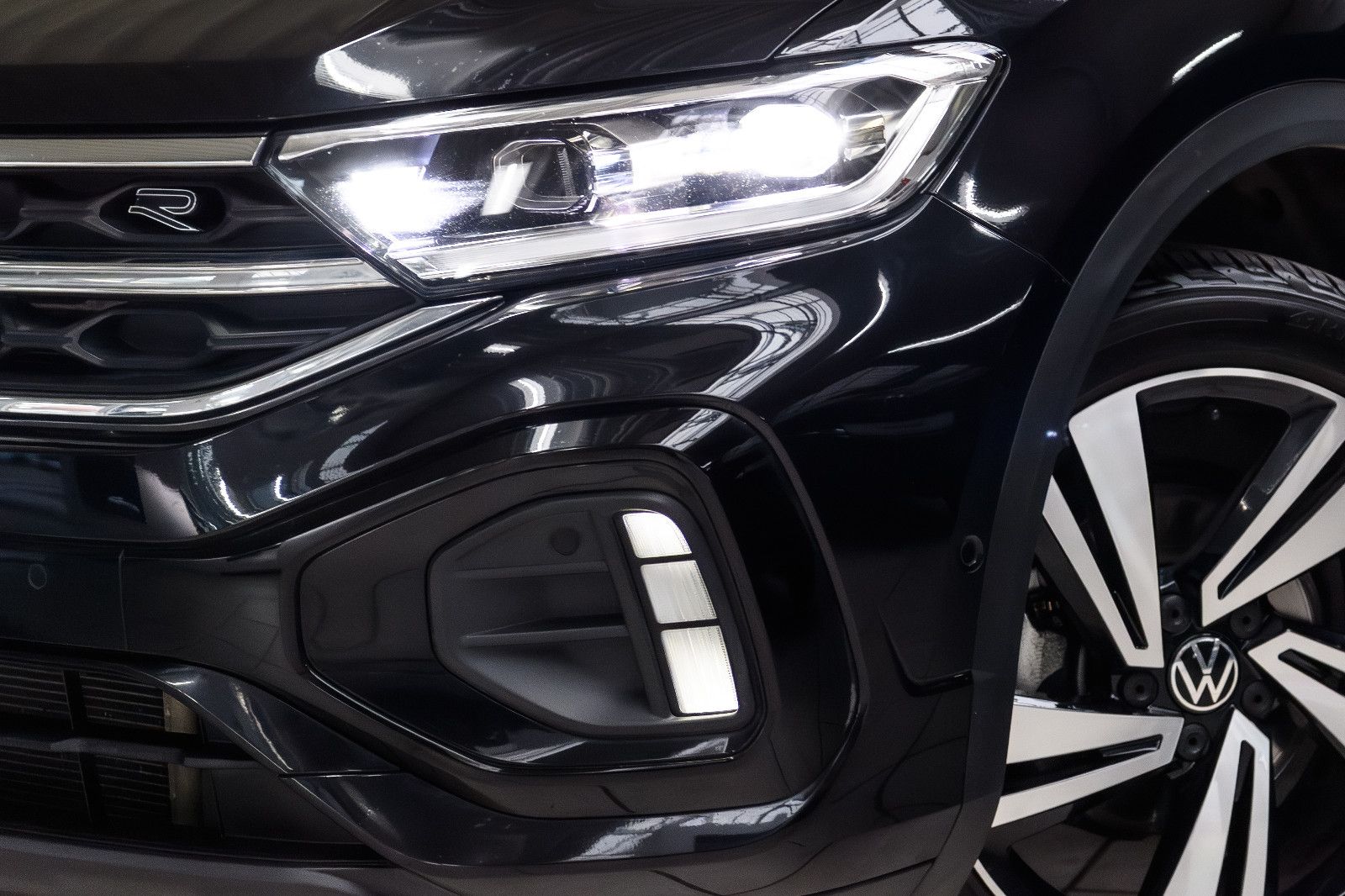 Fahrzeugabbildung Volkswagen T-Roc R-Line+LED+AHK+ACC+SIDEASISST+SHZ+EL.HK