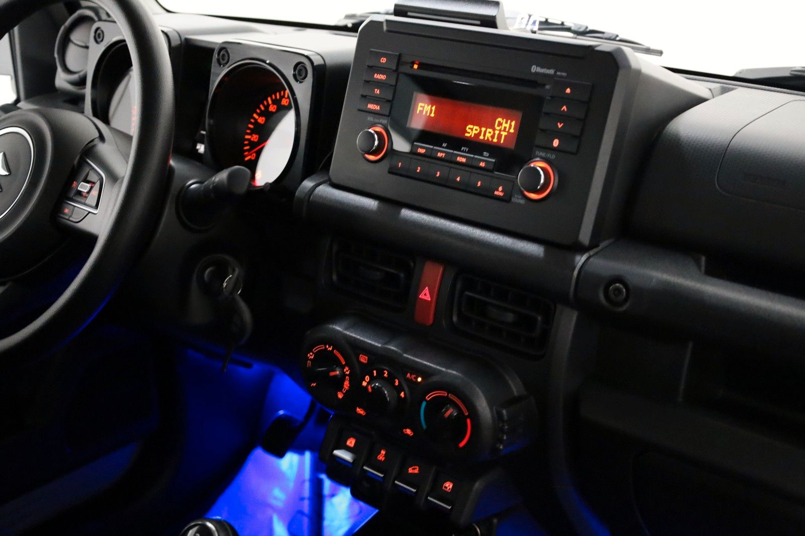 Fahrzeugabbildung Suzuki Jimny Comfort AllGrip NFZ,Temp,SH,8 fach bereift