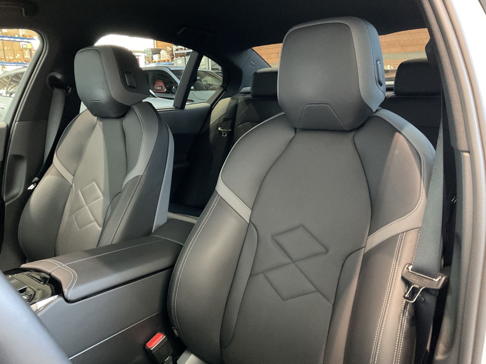 Fahrzeugabbildung BMW i5 xDrive40 M-Sportpaket | Sitzbelüftung vorn |