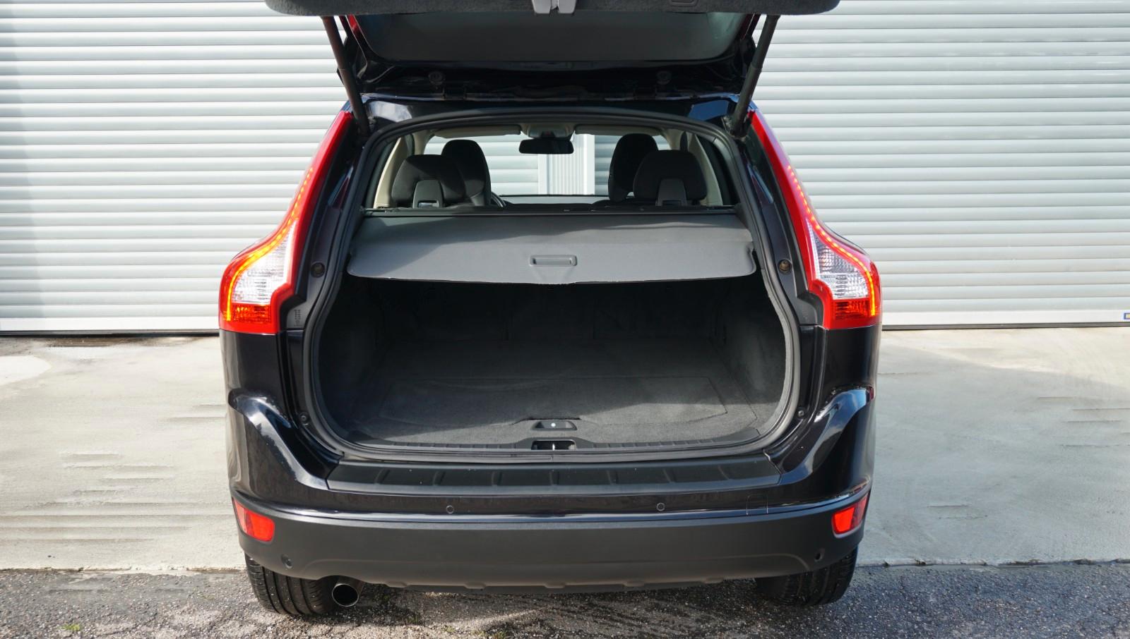VOLVO XC60 - MOMENTUM - 163 CV - BVM - HAYON ÉLECTRIQUE