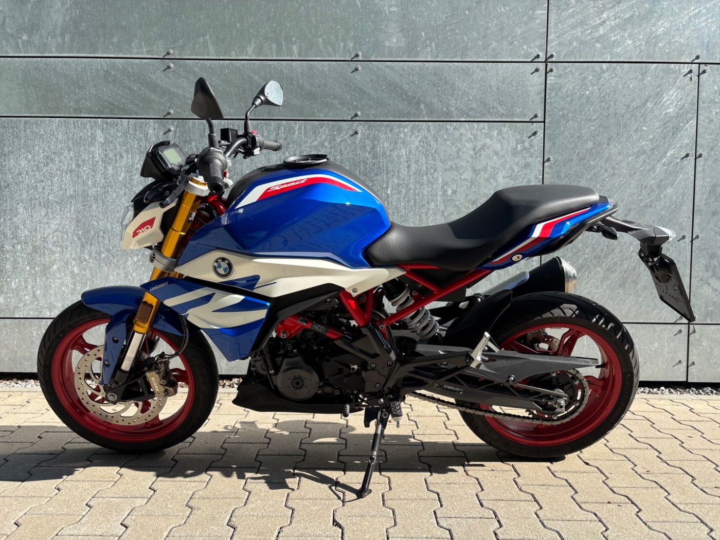 Fahrzeugabbildung BMW G 310 R Style Sport weiß rot blau