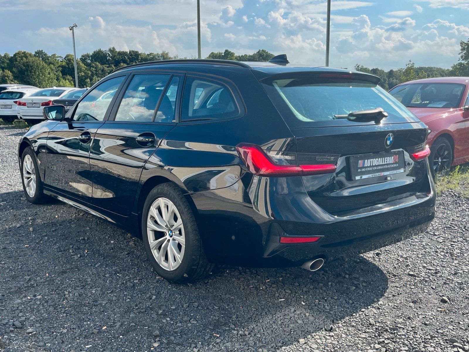 Fahrzeugabbildung BMW 318d Tour Navi Leder Kamera HUD Alarm SPORTSITZE