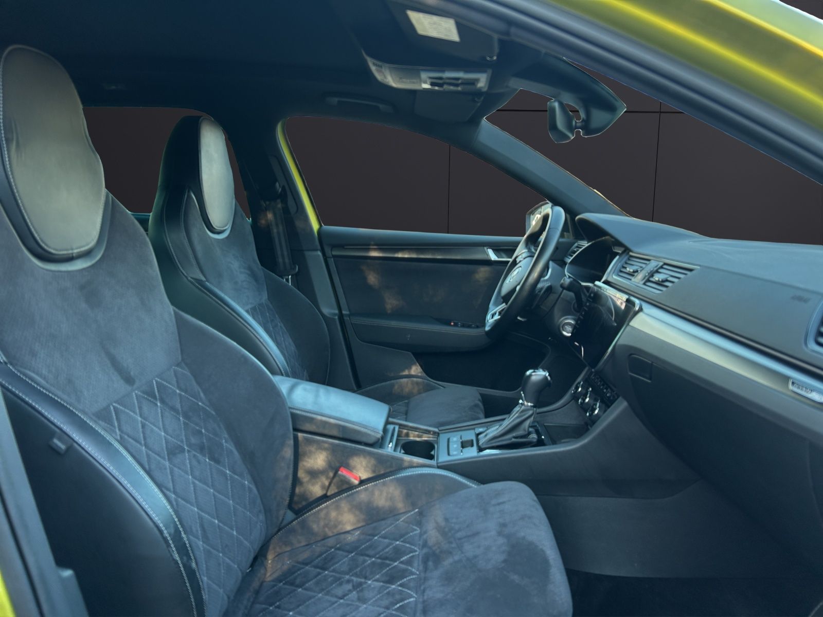 Fahrzeugabbildung SKODA Superb Combi Sportline iV Matrix STH AHK SH PANO