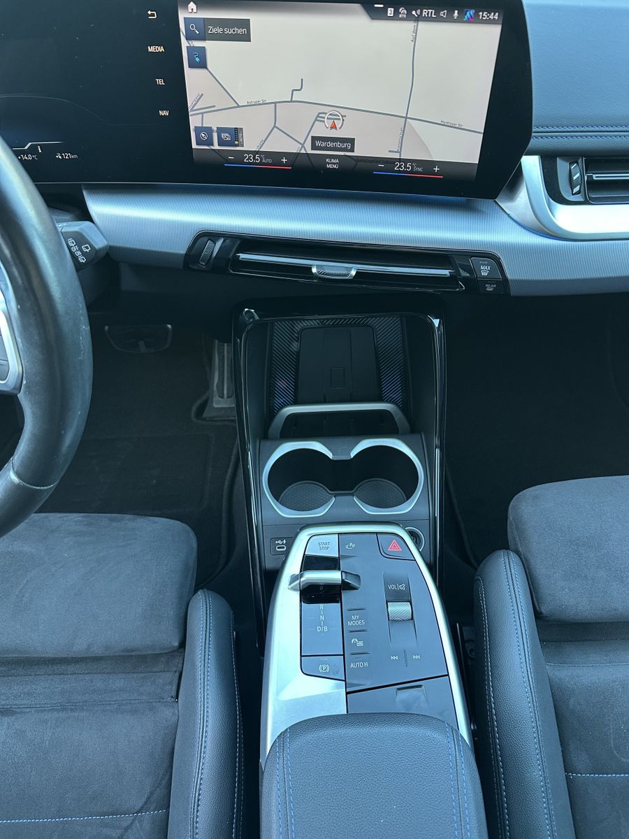 Fahrzeugabbildung BMW iX1 30 xDrive M-Sport NAV+LED+PANO+AHK+19ZO+360°