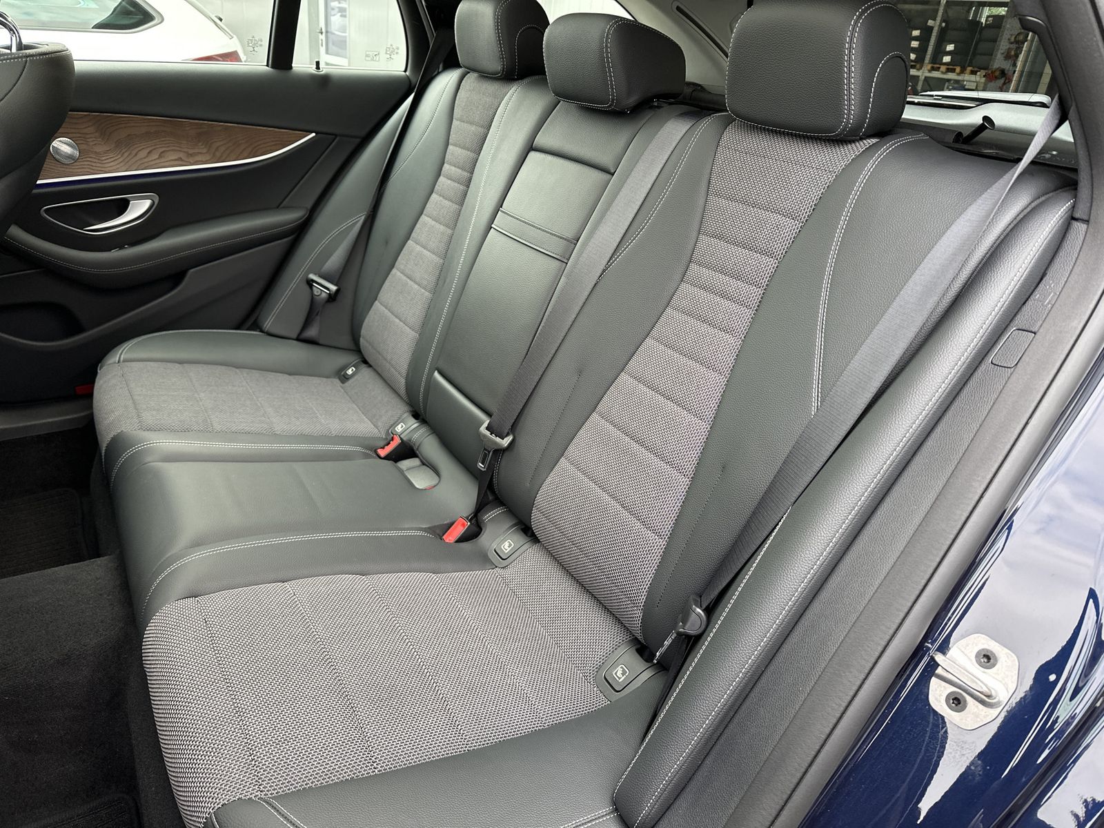 Fahrzeugabbildung Mercedes-Benz E 300de T AMG-Line NAV+LED+360°+PANORAMA+BURMEST