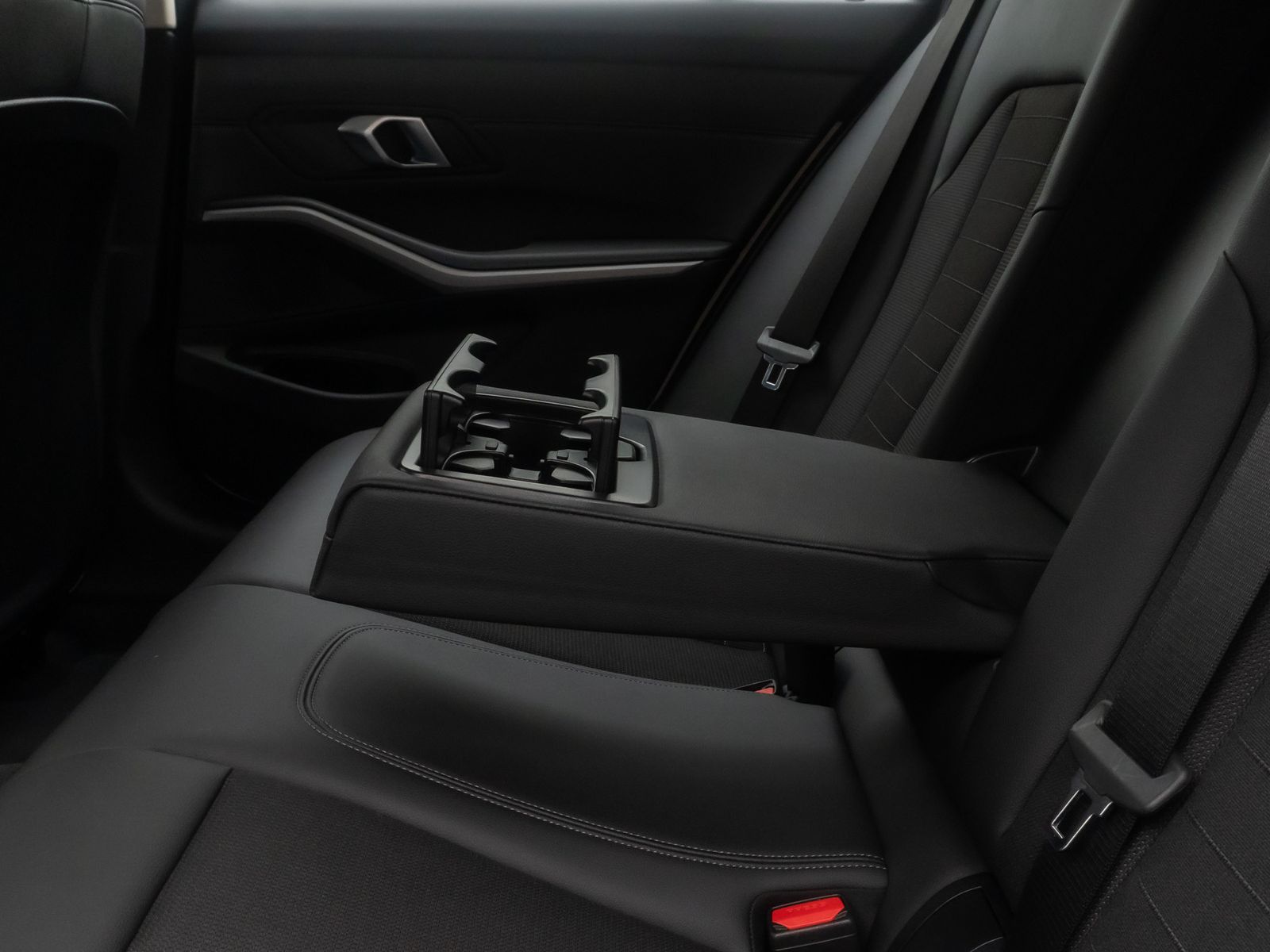 Fahrzeugabbildung BMW 320d HUD DAB Sport Komfort Alarm Teilleder AHK