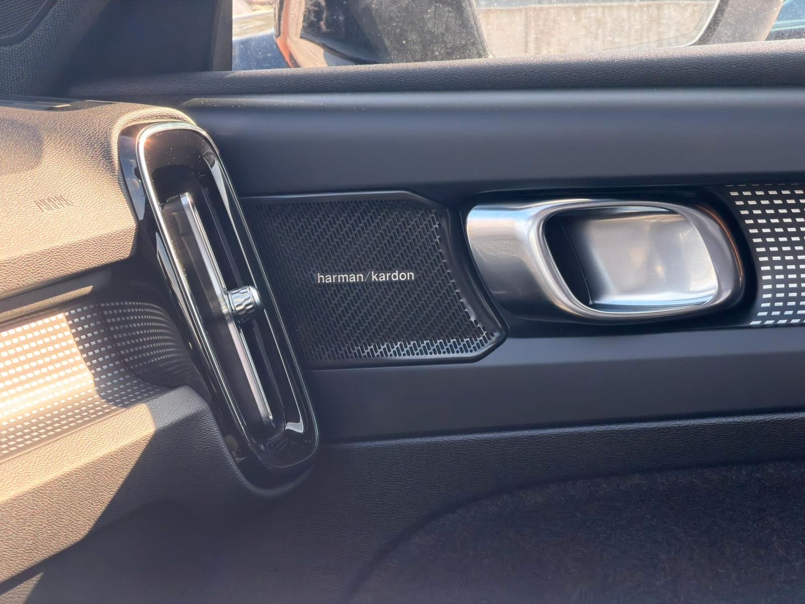 Fahrzeugabbildung Volvo XC40 B4 AWD Ultimate Dark*PANO*STDHZG*360°*ACC