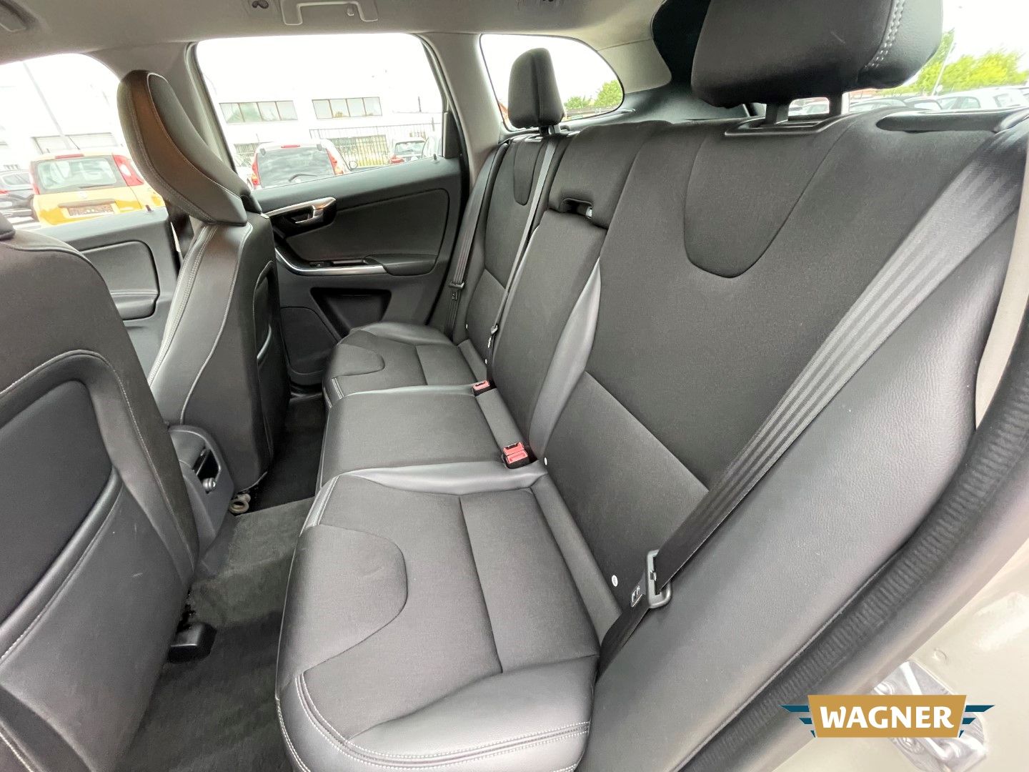 Fahrzeugabbildung Volvo XC60 Momentum 2WD Bi-Xenon SHZ 1-Hand
