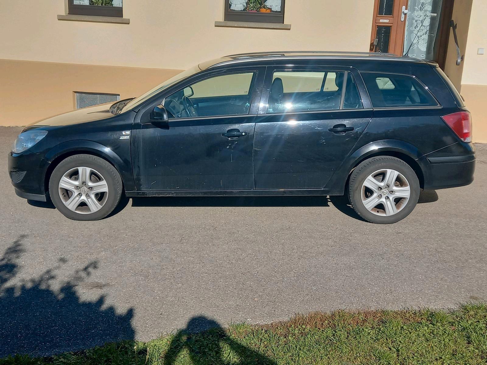 Opel Astra 2010 — interior