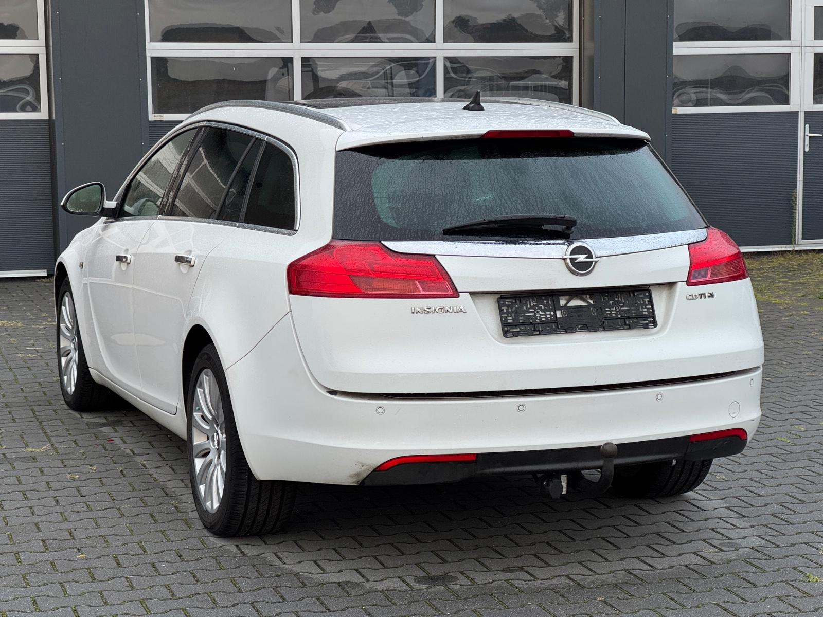 Opel Insignia 2011 — вигляд ззаду
