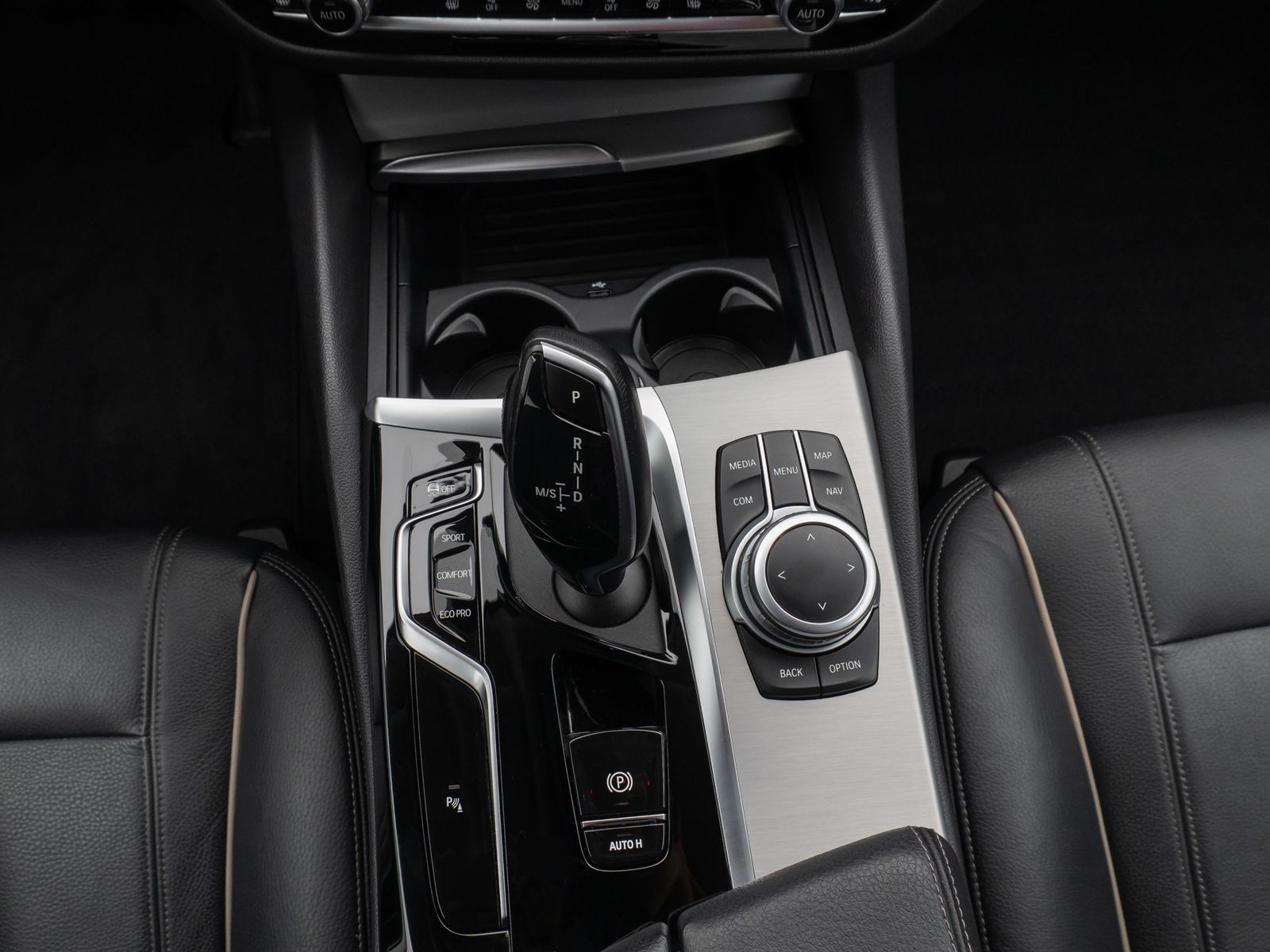 Fahrzeugabbildung BMW 520d xD Kamera HUD DAB H/K Fernlichtassist Alarm