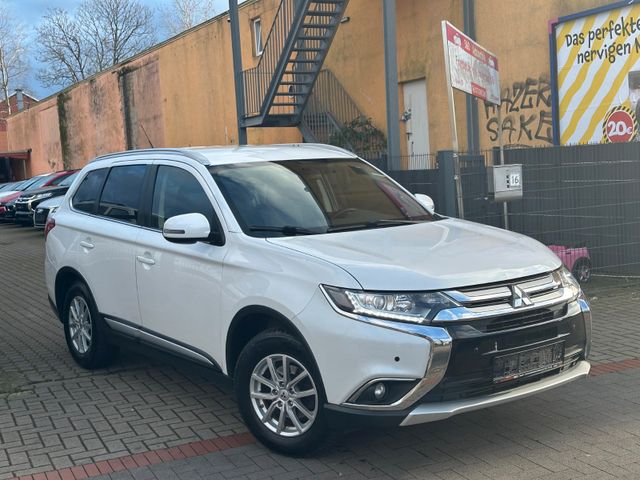 Mitsubishi Outlander Plus 4WD/ 7 Sitzer