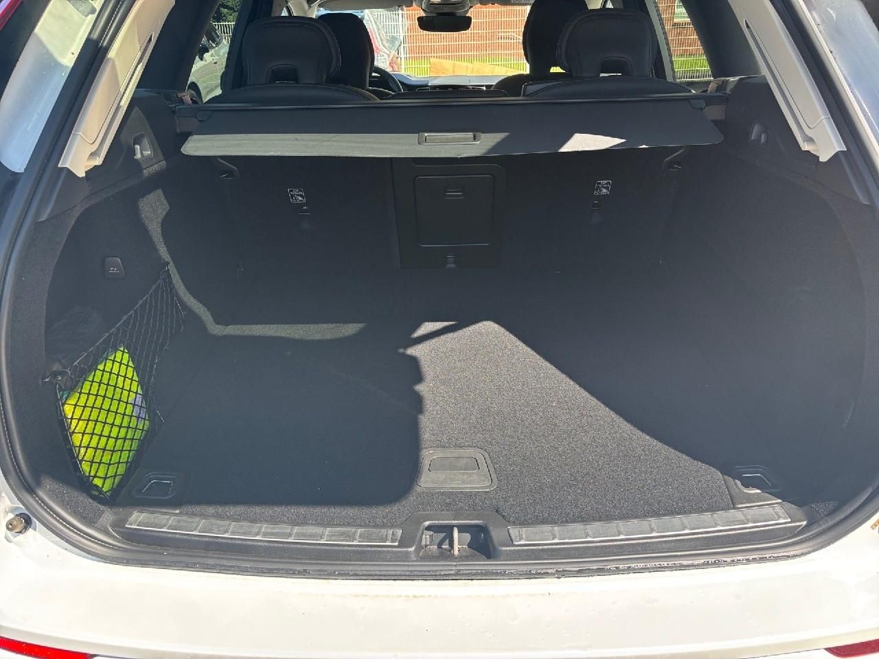 Fahrzeugabbildung Volvo XC60 B4 Benzin Plus Dark 2WD