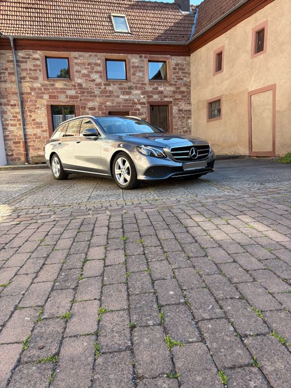 Image of Mercedes-Benz E 200