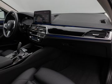 Fahrzeugabbildung BMW 520d xDr Tour AHK HUD HIFI ACC Komfortzug.