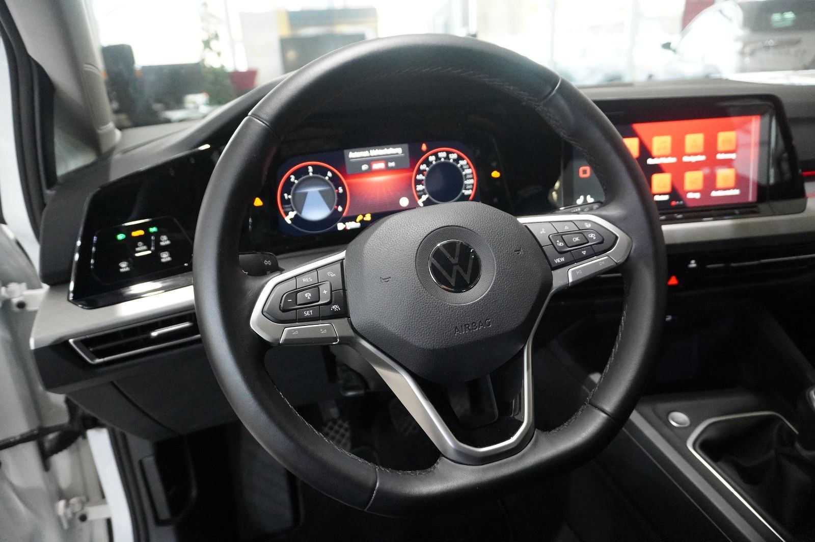 Fahrzeugabbildung Volkswagen Golf VIII Lim. 2.0 TDI LIFE NAVI/LED/VIRT./DAB+