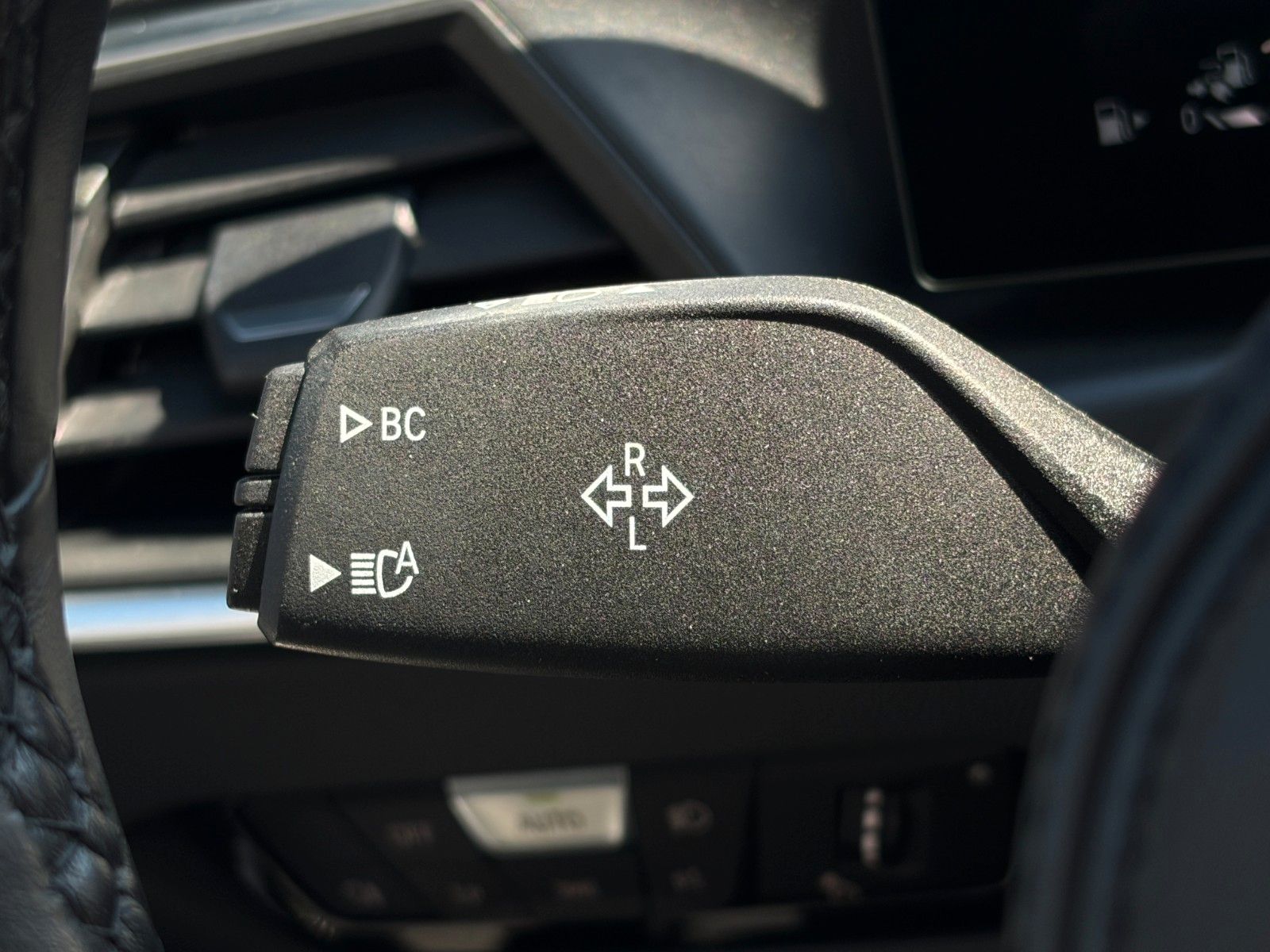 Fahrzeugabbildung BMW 320e Touring M Sport Aero Laser Akustik HUD H&K