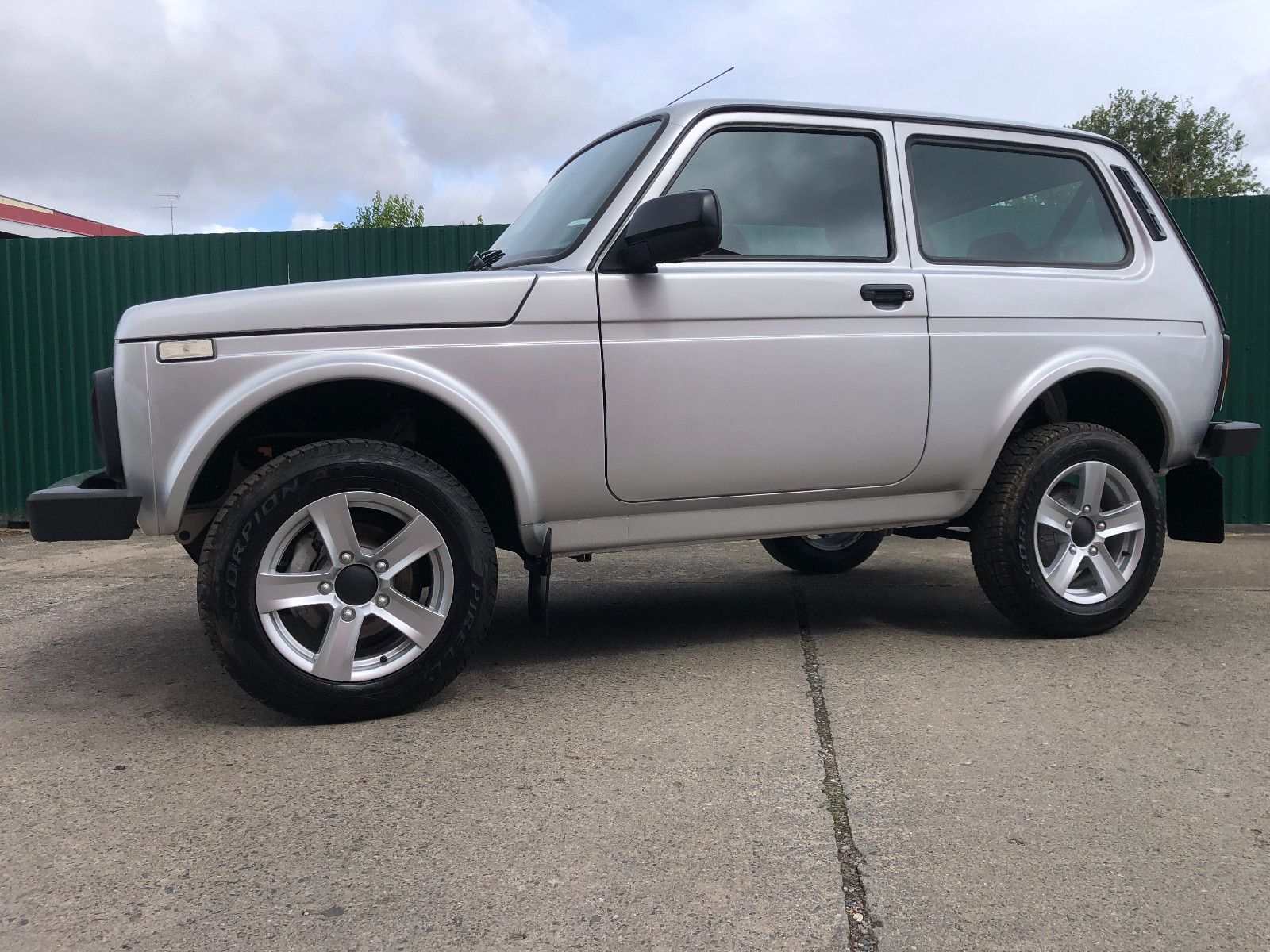 Fahrzeugabbildung Lada NIVA LEGEND "PREMIUM PLUS"! AET-Kollektion 2026!