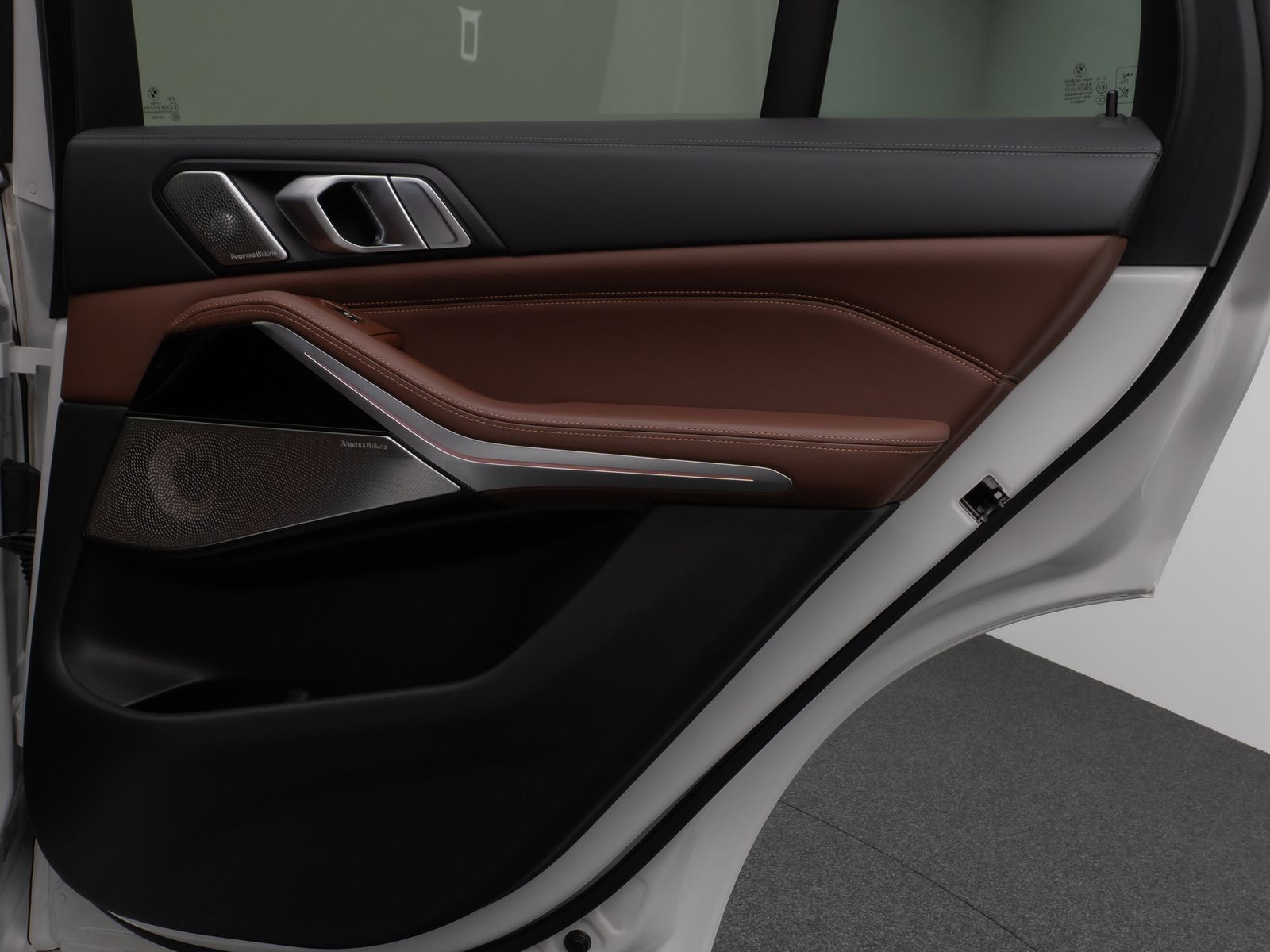 Fahrzeugabbildung BMW X5 M50i Panorama Laser HUD DAB B&W SoftClos Voll
