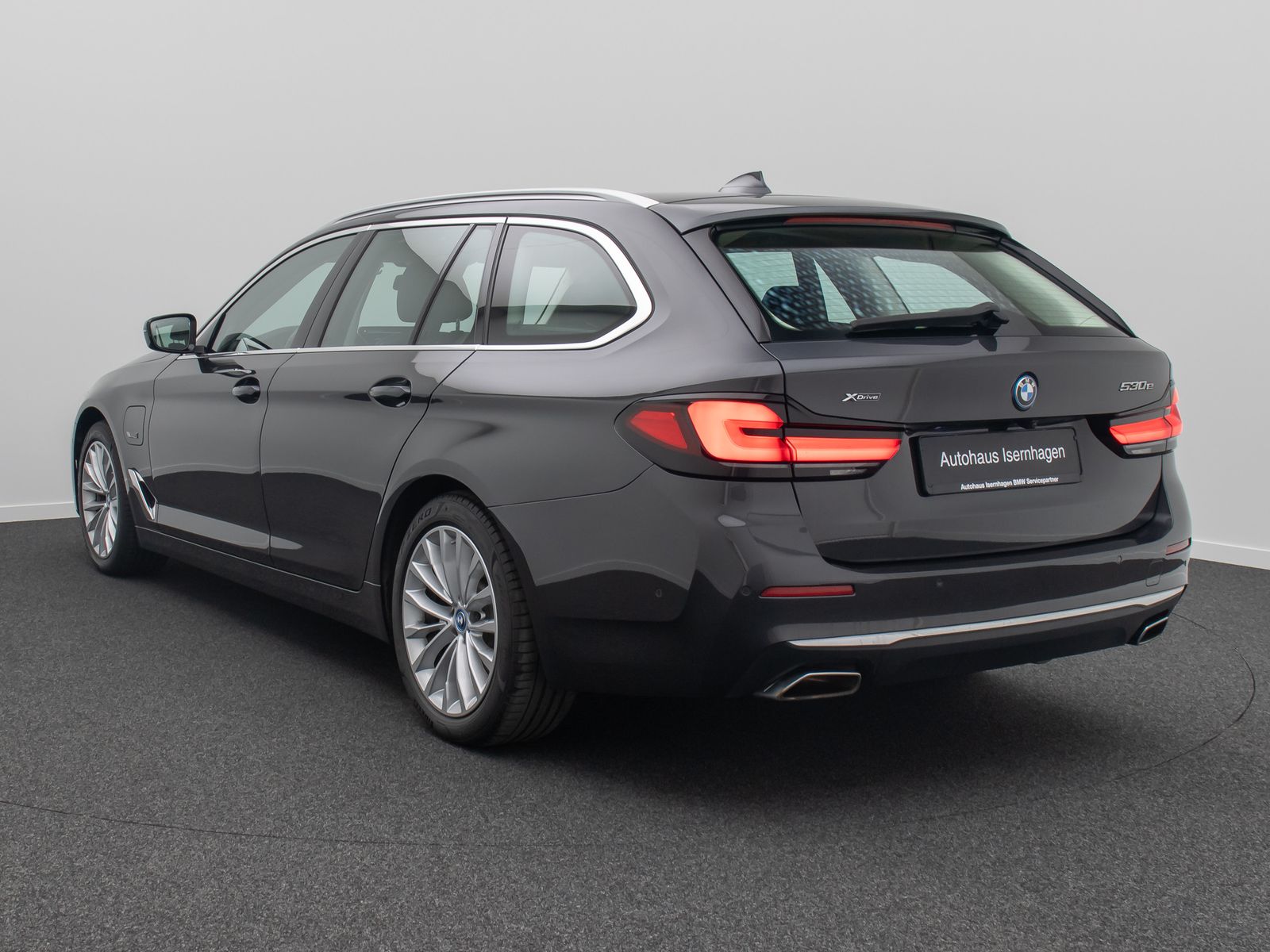 Fahrzeugabbildung BMW 530e xD LuxuryLine Panorama Laser Kamera HUD H/K