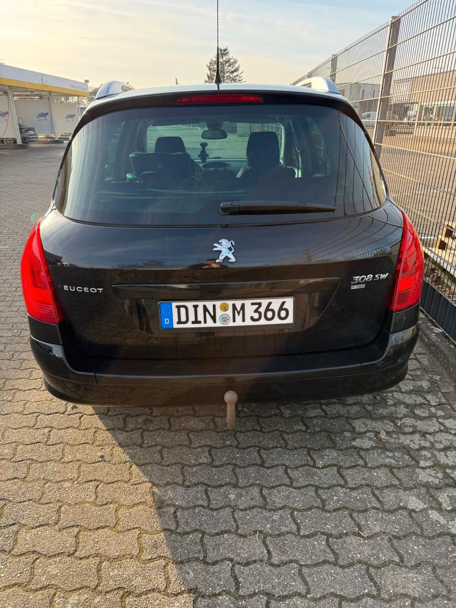 Peugeot 308 2011 — вигляд ззаду