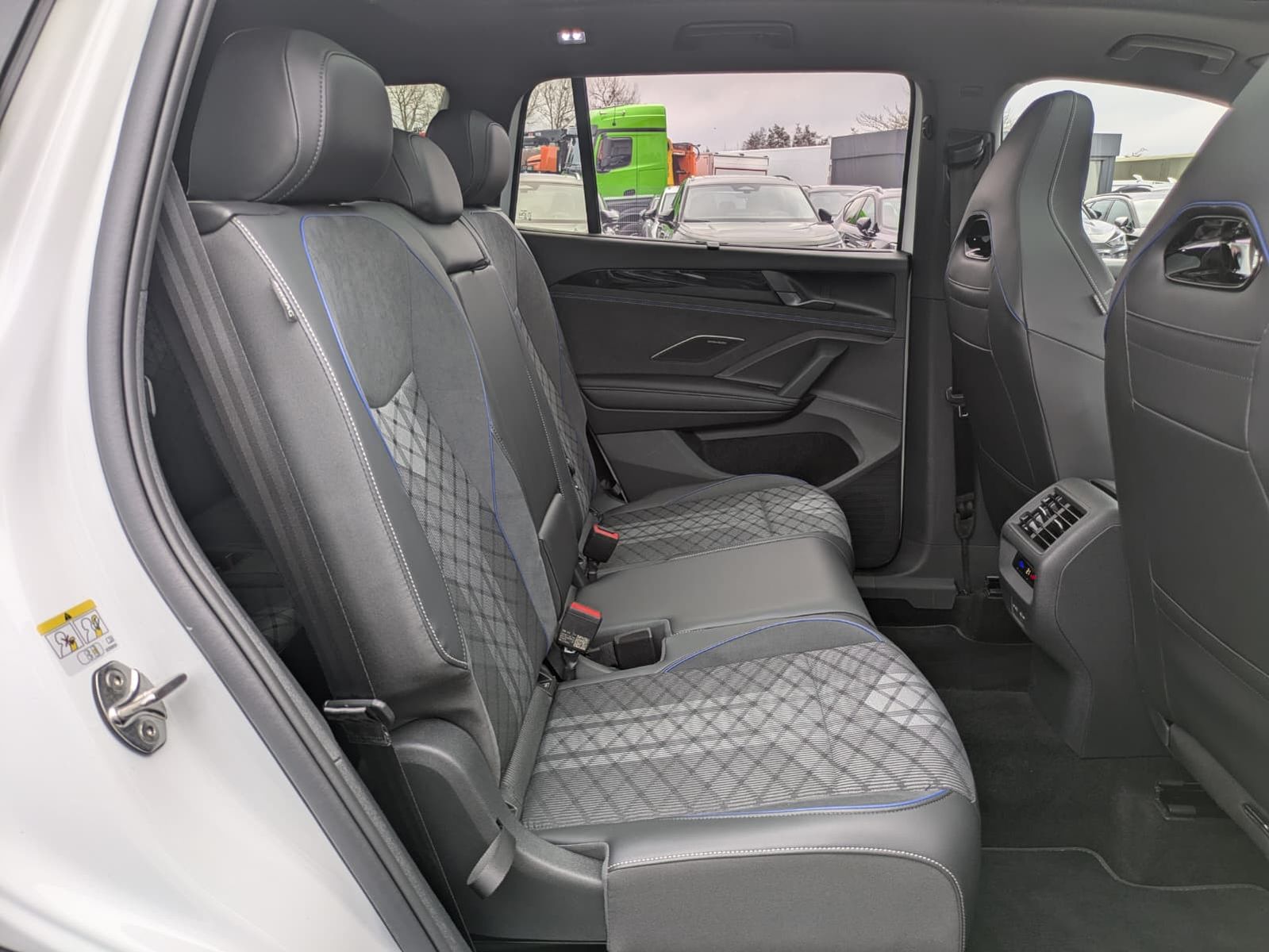 Fahrzeugabbildung Volkswagen Tayron 2.0 TDI 4M R-Line BLACK*7S*AHK*PANO*HUD