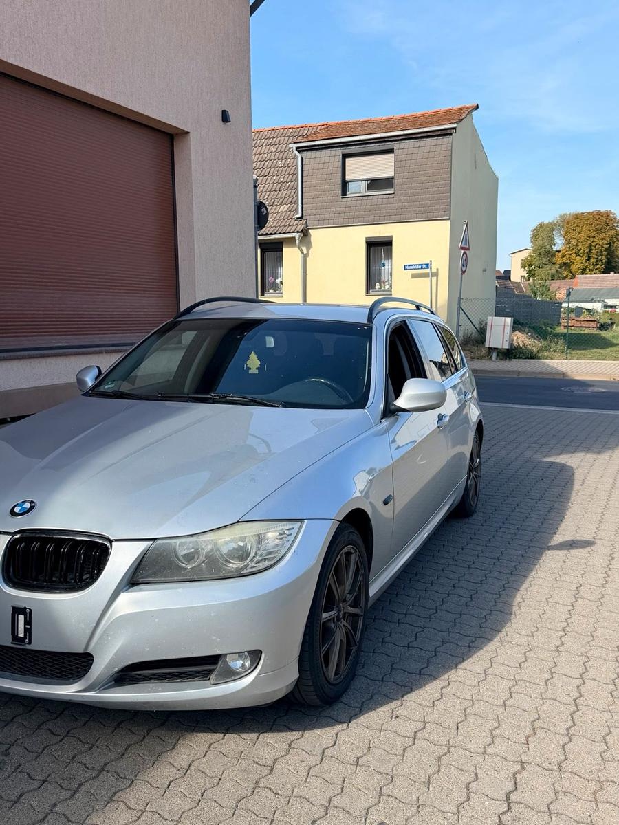 BMW 318 2009 — interior