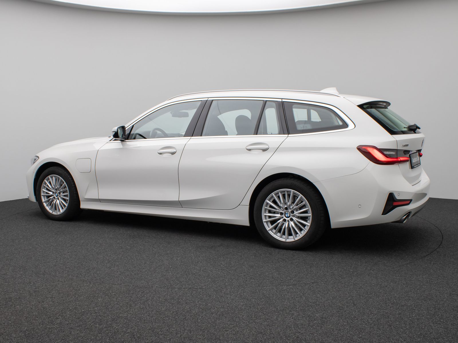 Fahrzeugabbildung BMW 330e xD Sport Line Kamera DAB Stop&Go Alarm LED