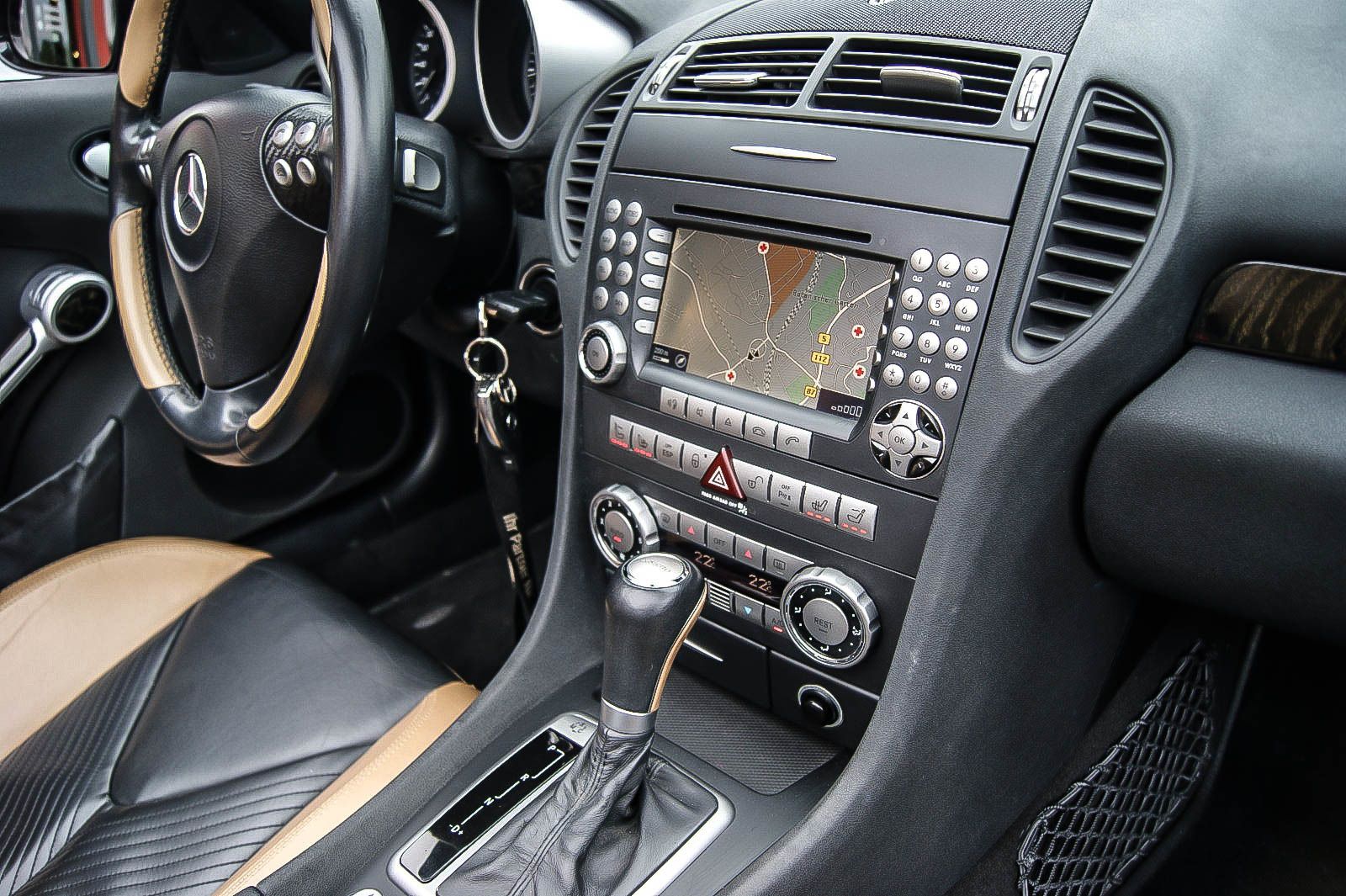 Fahrzeugabbildung Mercedes-Benz SLK 200 K Aut. DESIGNO LEDER XENON NAVI AIRSCARF