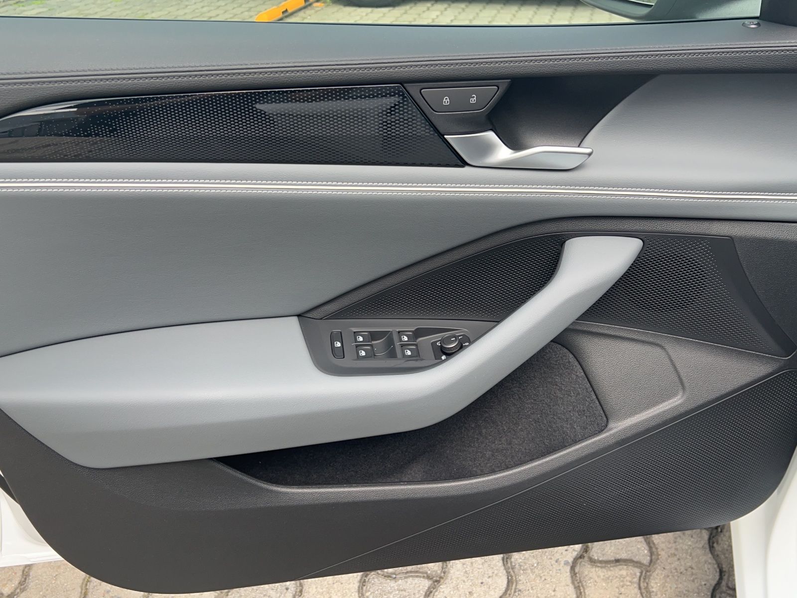 Fahrzeugabbildung Volkswagen Passat TSI Business DSG LED ACC Navi HUD AID Par