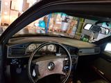 Mercedes-Benz 190E 2.3-16  - Mercedes-Benz 190 aus 1985: 190e