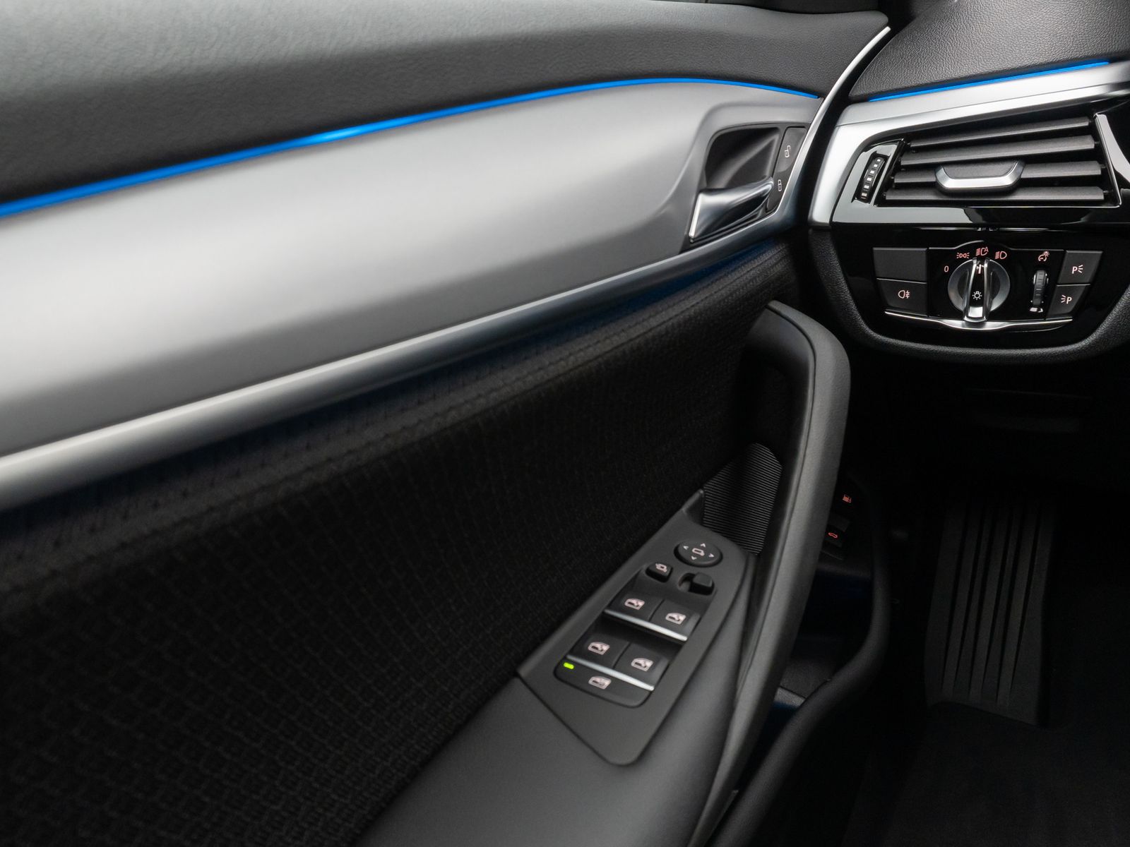 Fahrzeugabbildung BMW 530e xD HUD DAB CockPitPro PDC Komfort Alarm LED