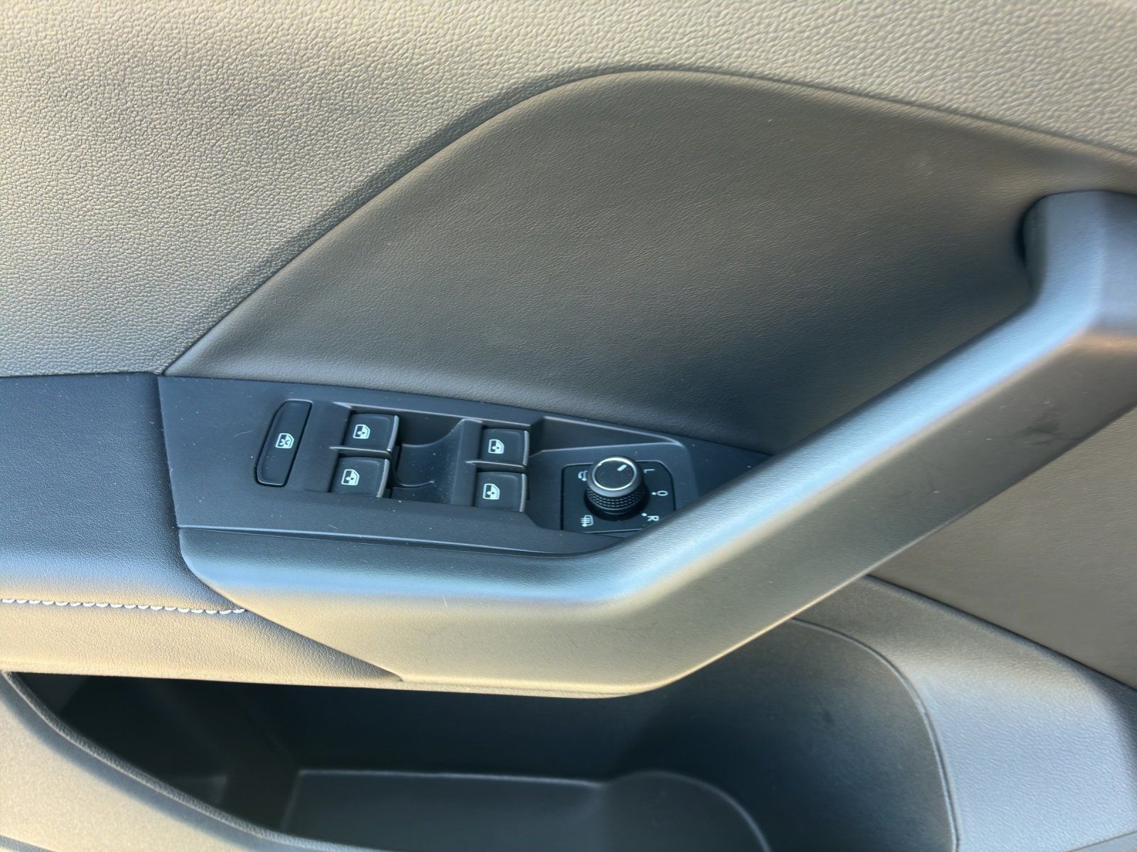 Fahrzeugabbildung Volkswagen T-Cross R-LINE 1.5 TSI.DSG.RF-Kamera.SH.Navi.LED