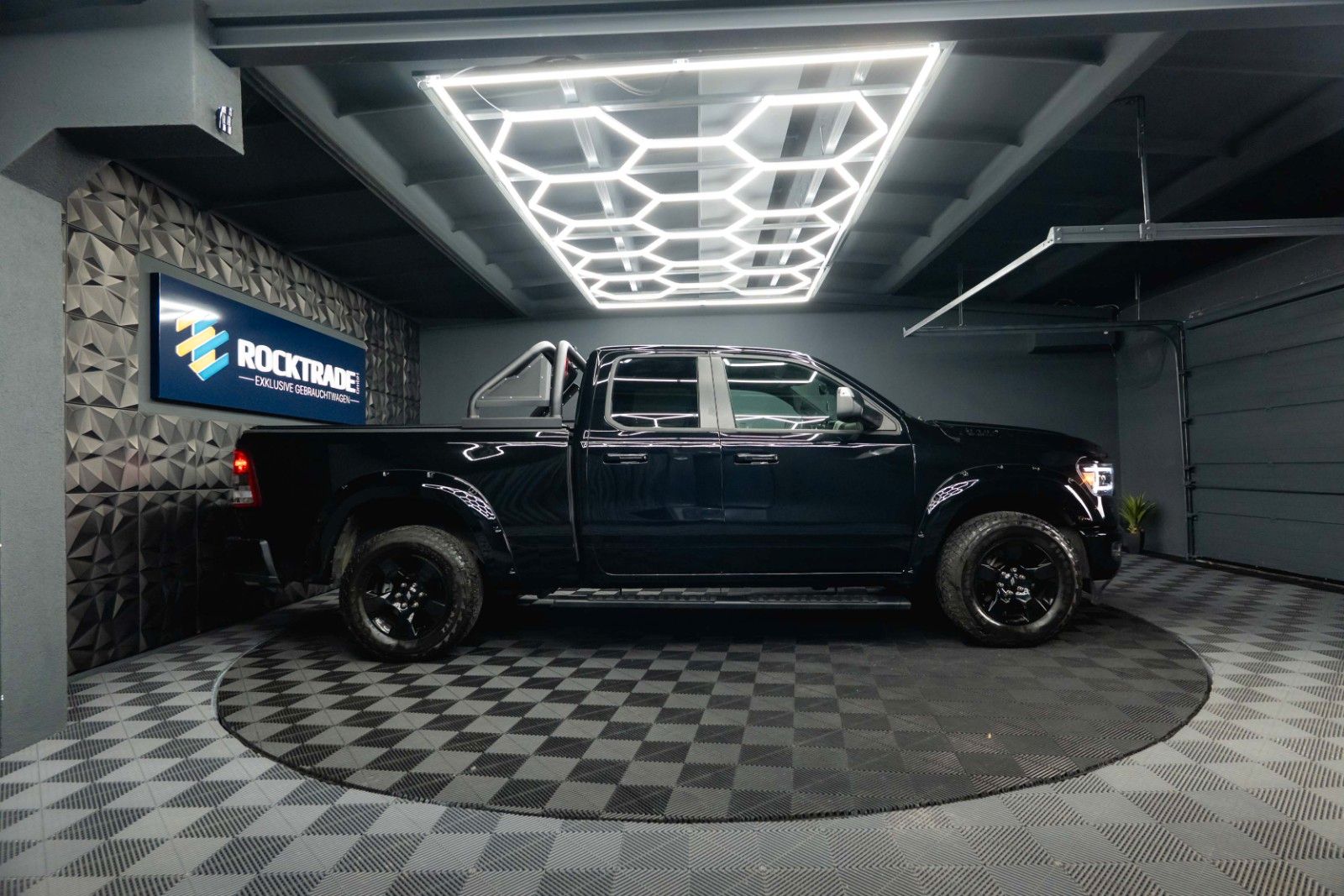 Fahrzeugabbildung Dodge RAM 5.7 V8 HEMI 4x4 OFFROAD Night-Paket LONGBED