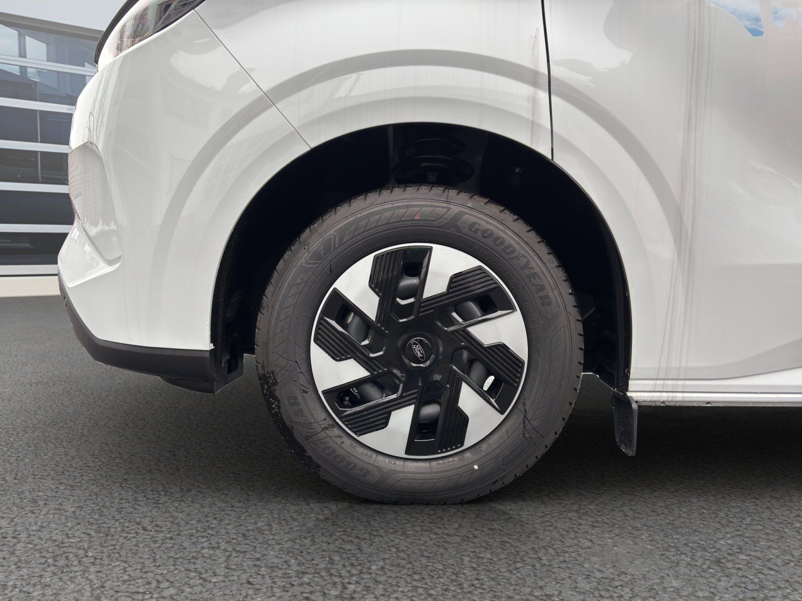 Fahrzeugabbildung Ford Transit Custom 2.5 PHEV 320 L1 Trend Multicab FW