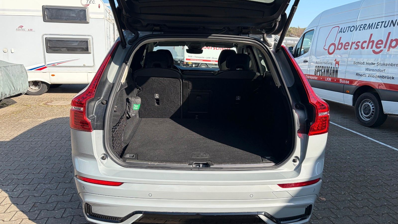 Fahrzeugabbildung Volvo XC 60 Plus Dark AWD Business Paket