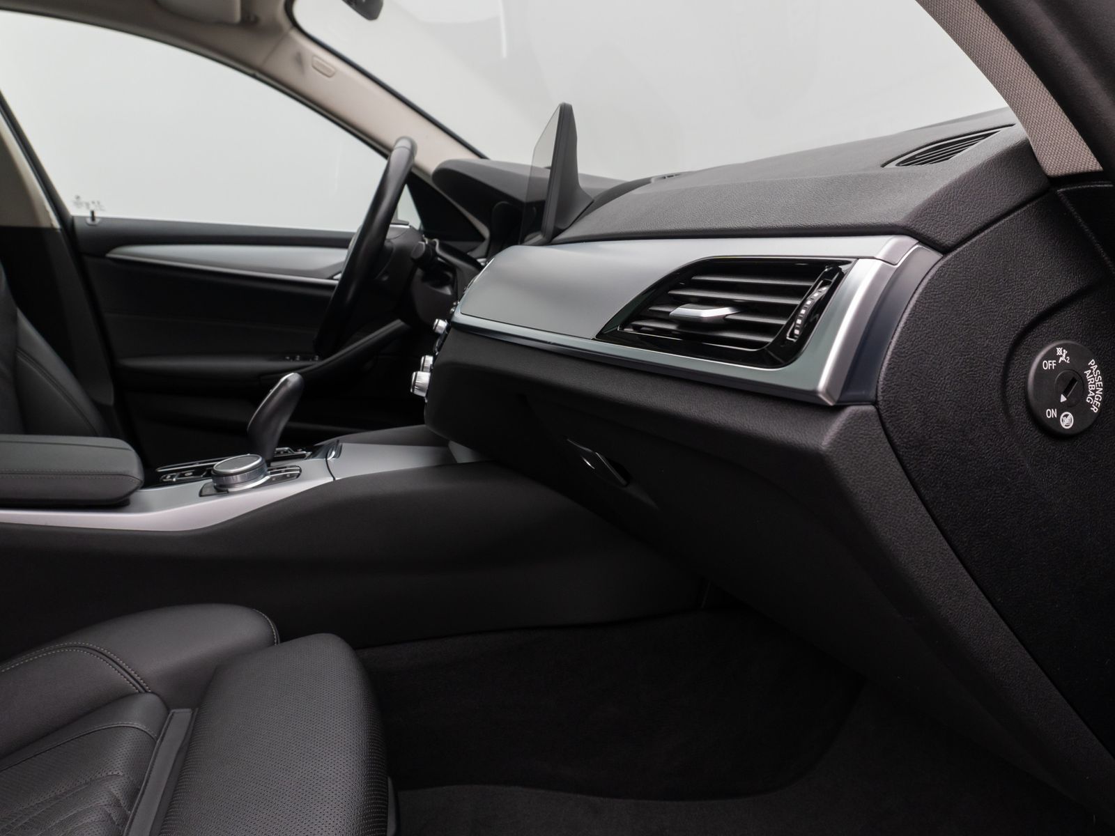 Fahrzeugabbildung BMW 530d Panorama Kamera HUD DAB Alarm AHK Sport