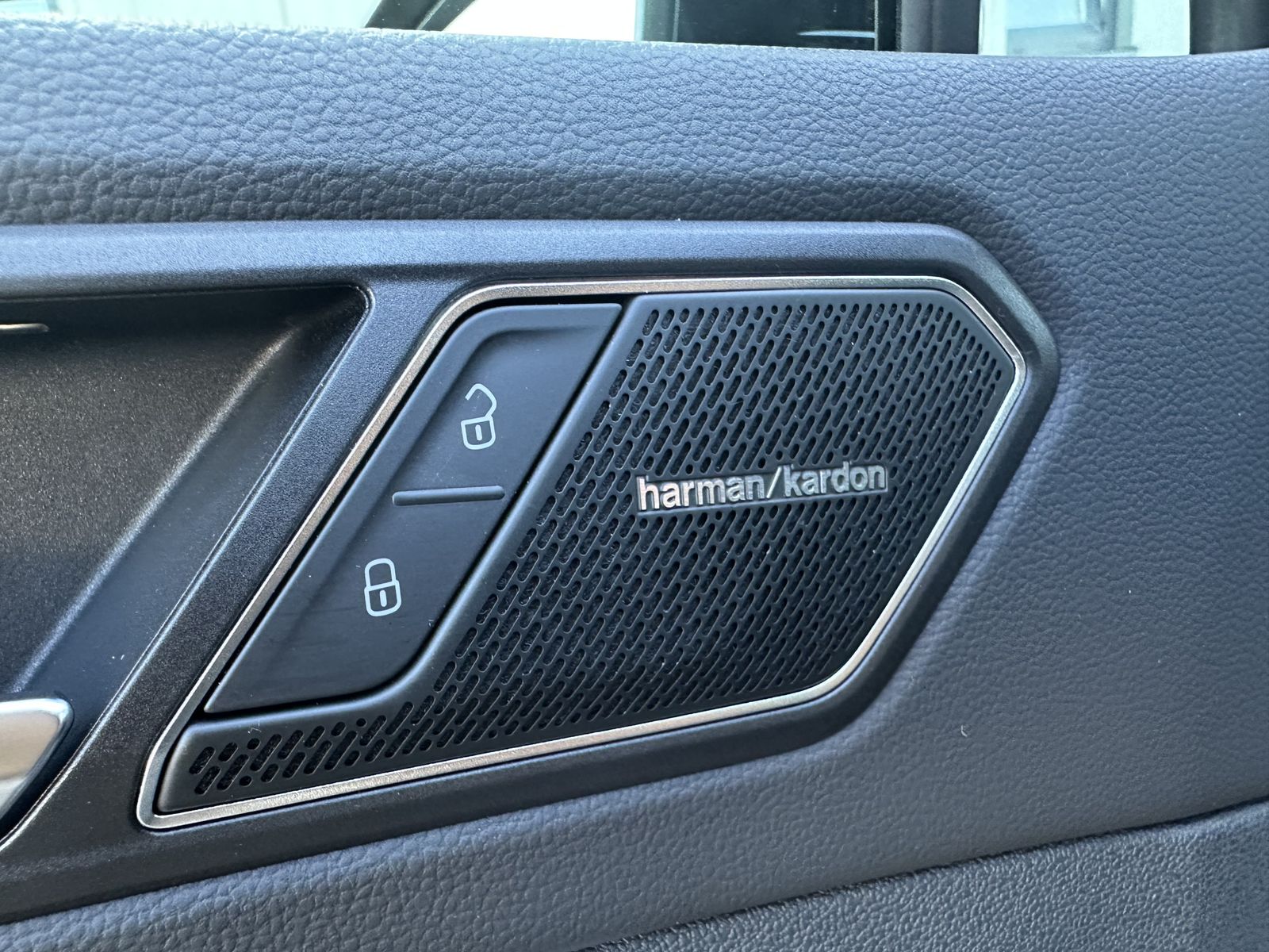 Fahrzeugabbildung Volkswagen Tiguan 1.5 TSI DSG R-Line NAV+LED+ACC+SHZ+HK