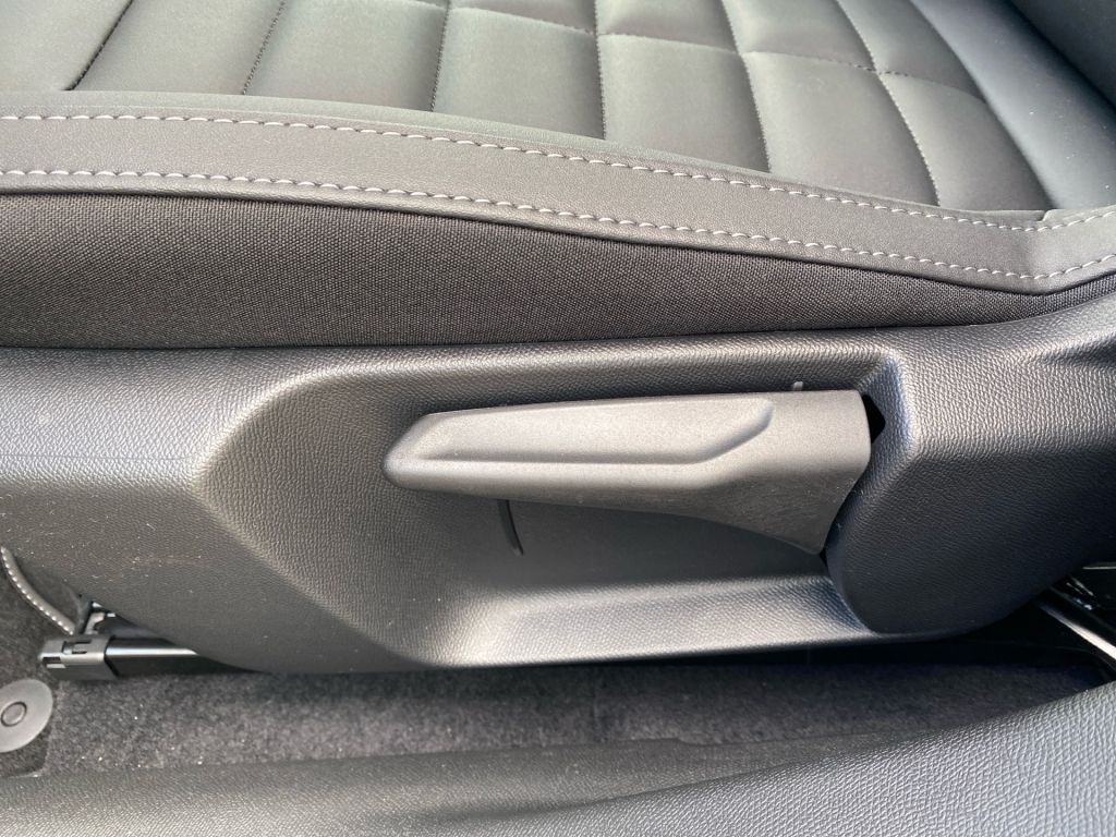 Fahrzeugabbildung Citroën C4 Hybrid 136 ë-DSC6 MAX + Techno/Winter Paket