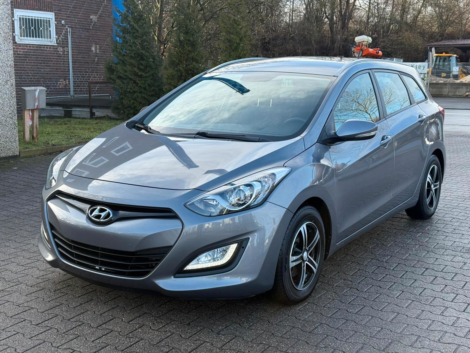 Hyundai i30 cw /1.Hand/Navi/R-Cam/Klima/PDC/Top-Zustand