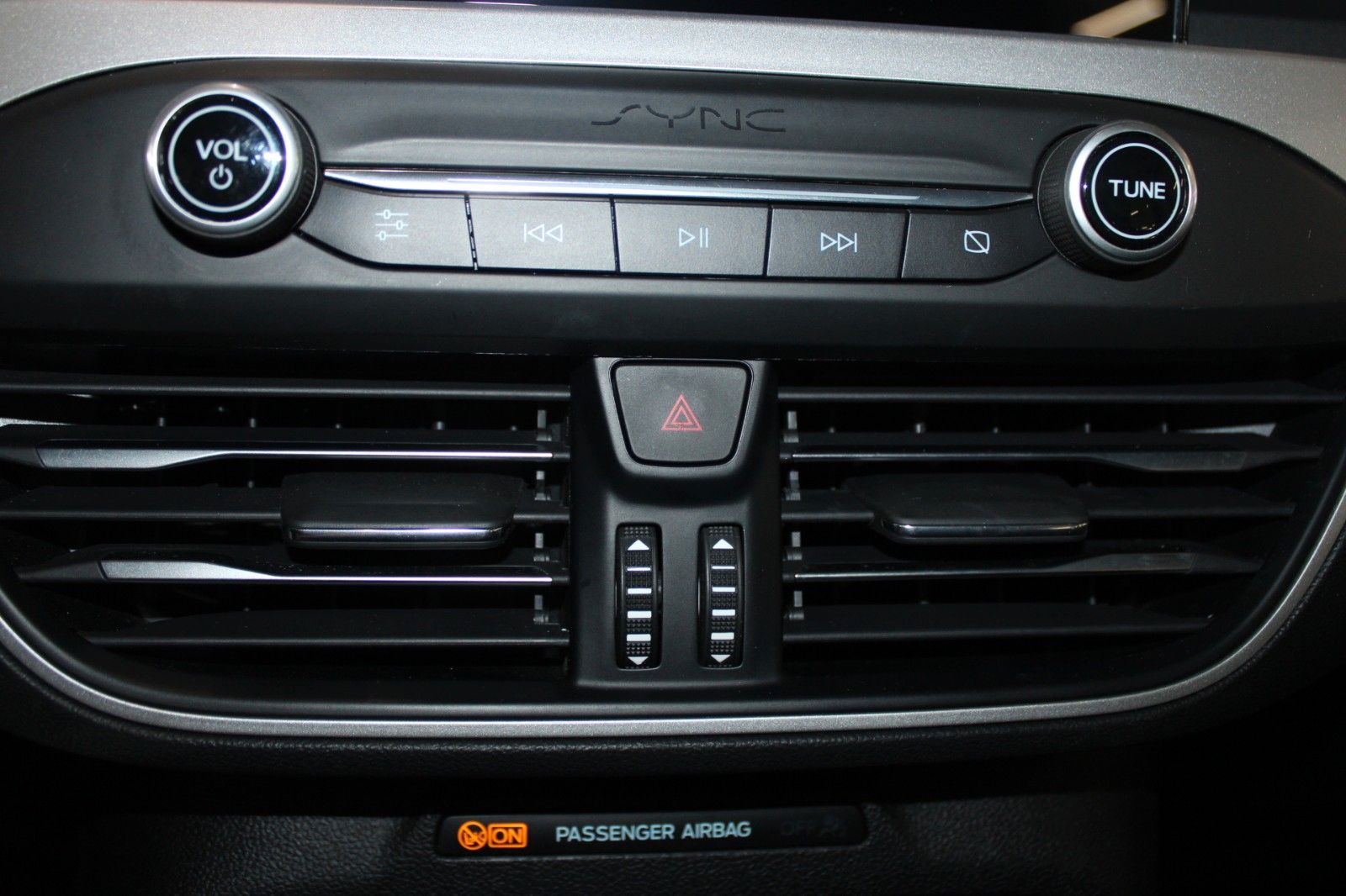 Fahrzeugabbildung Ford Focus Cool & Connect Automatik + AHK ACC WinterP